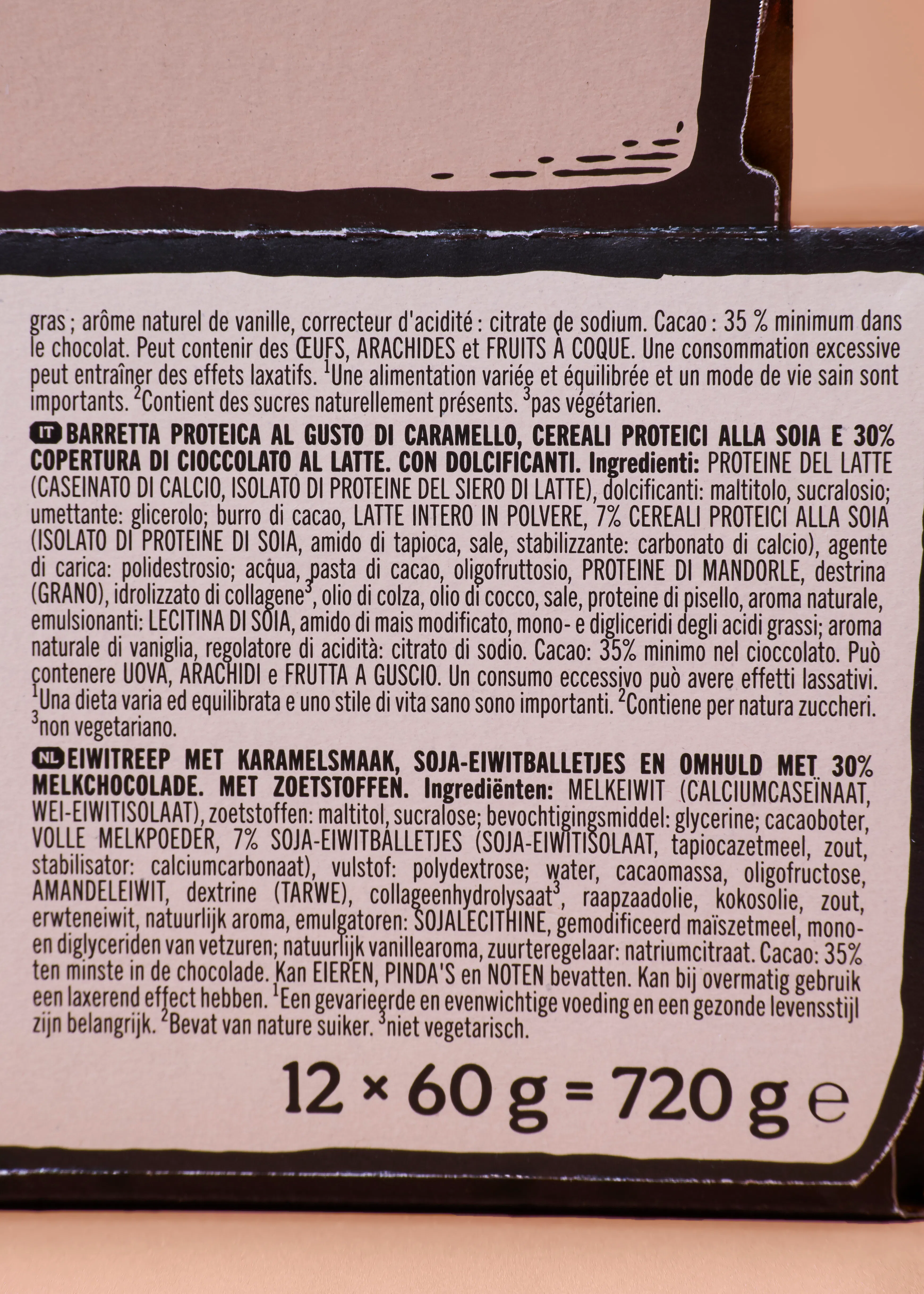 étiquette de produit affichant les ingrédients et les informations nutritionnelles d'une barre protéinée au caramel et chocolat au lait, ainsi que le poids total de 720 grammes pour 12 barres.