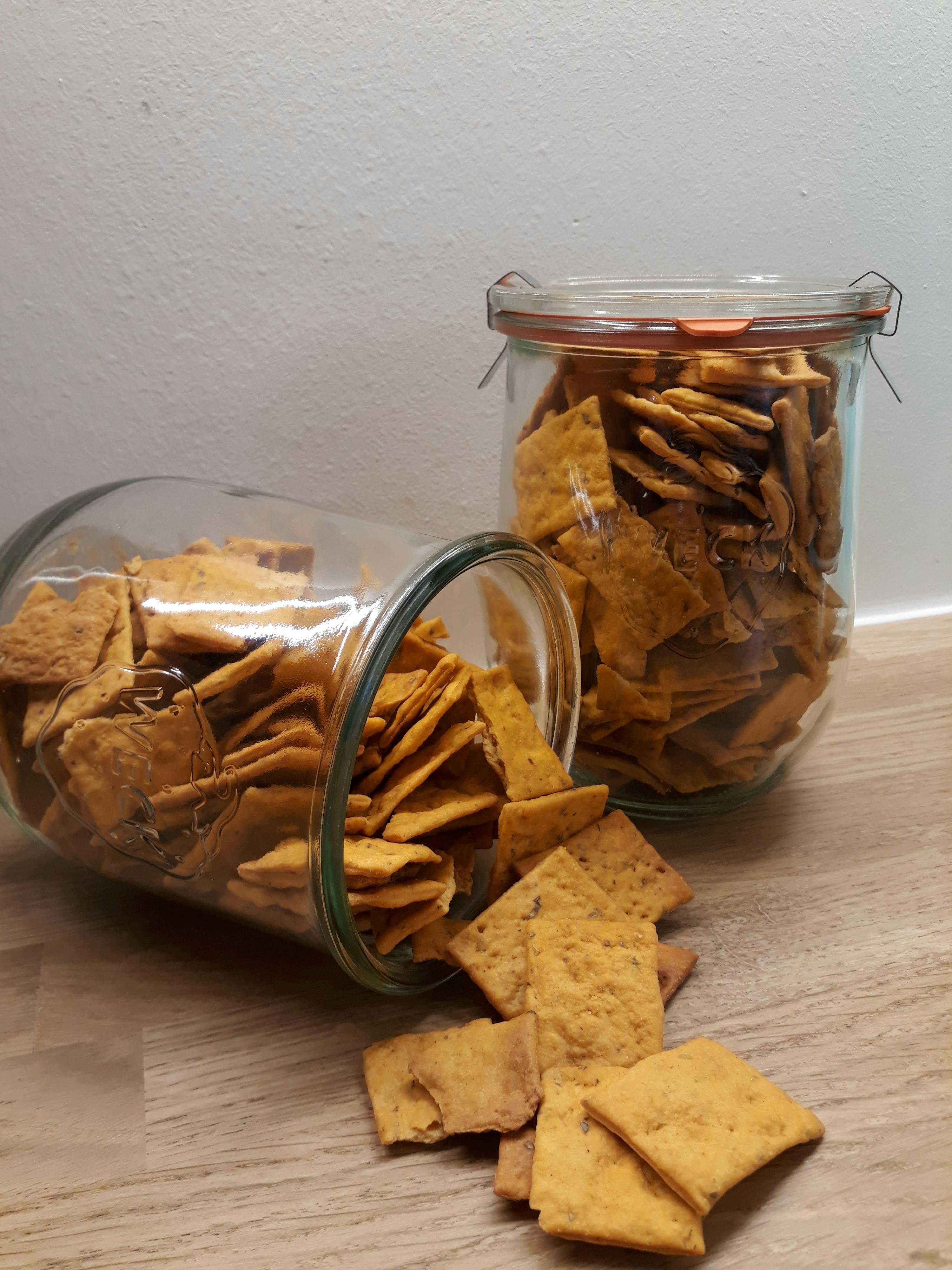 due barattoli di cracker sono impilati uno sopra l' altro