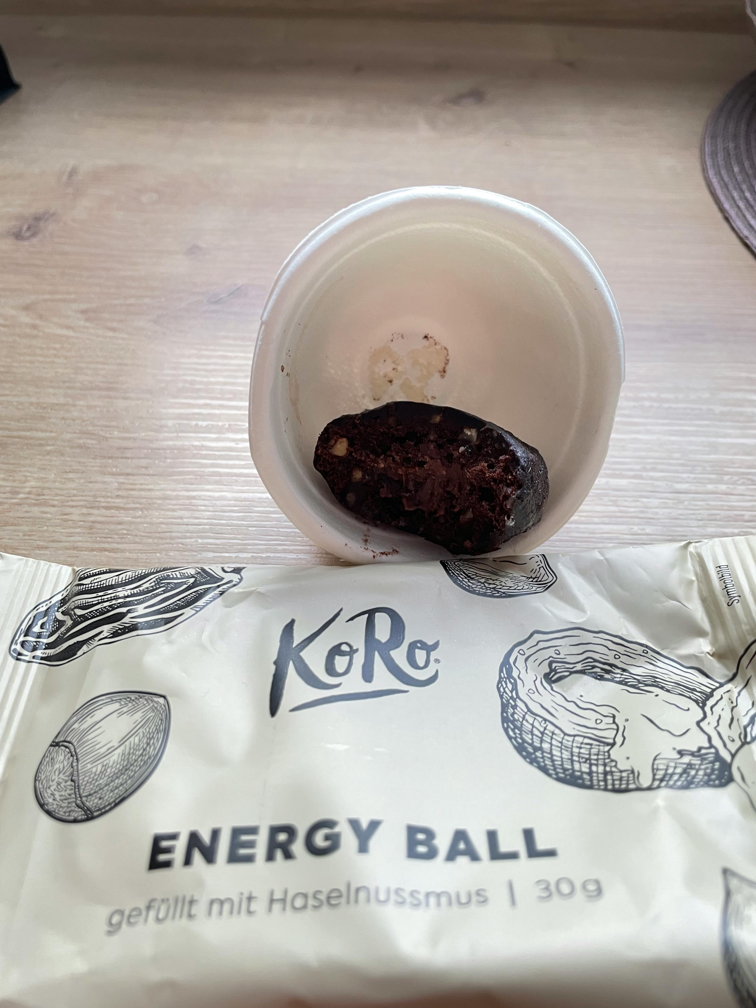una ciotola di cibo è seduta accanto a un pacchetto di energy ball