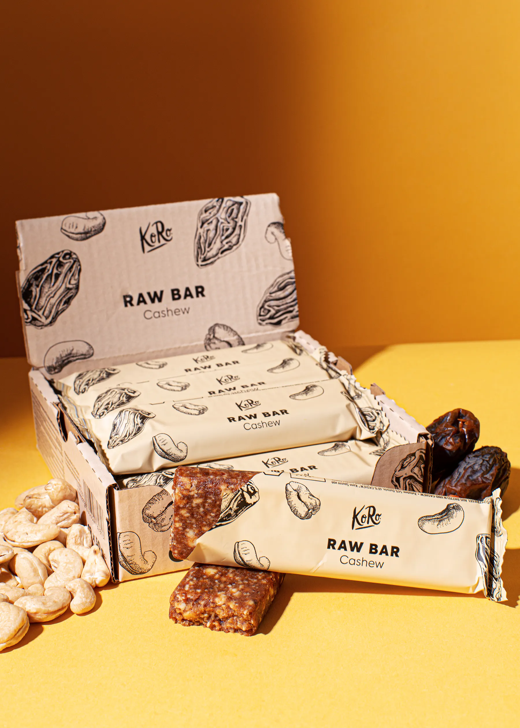 eine Schachtel raw-Bars mit Cashewnüssen darauf
