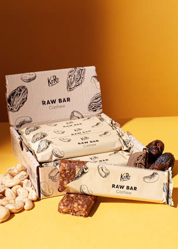 eine Schachtel raw-Bars mit Cashewnüssen darauf