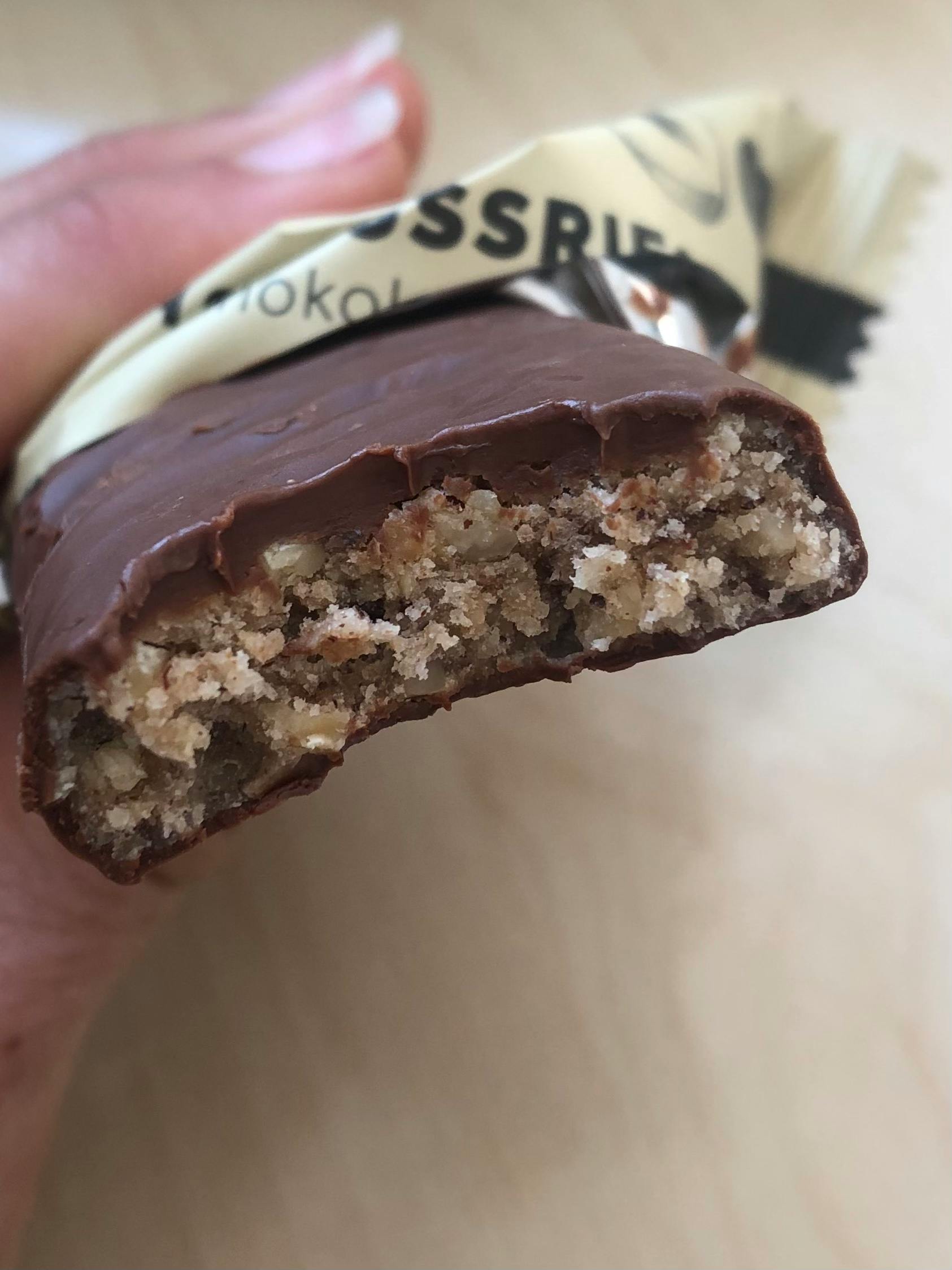 eine Person hält einen Schokoladenriegel in der Hand