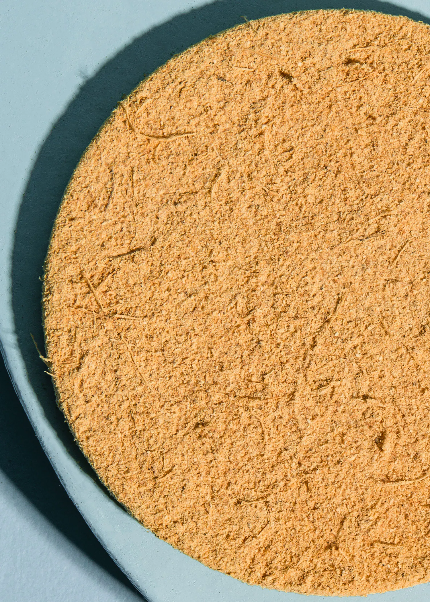 un gros plan d' un morceau de farine sur une assiette