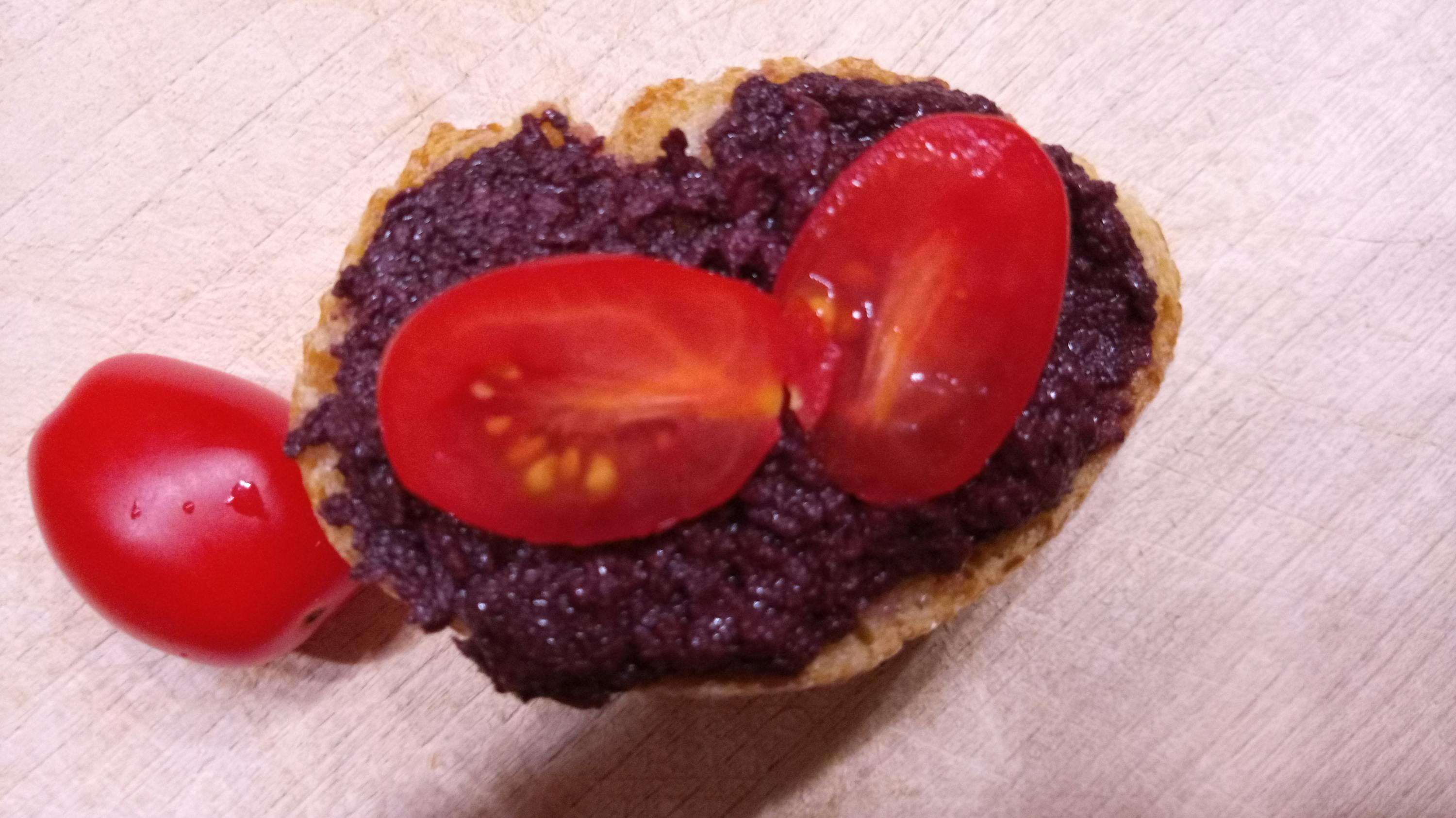 ein Stück Brot mit Tomatenscheiben darauf