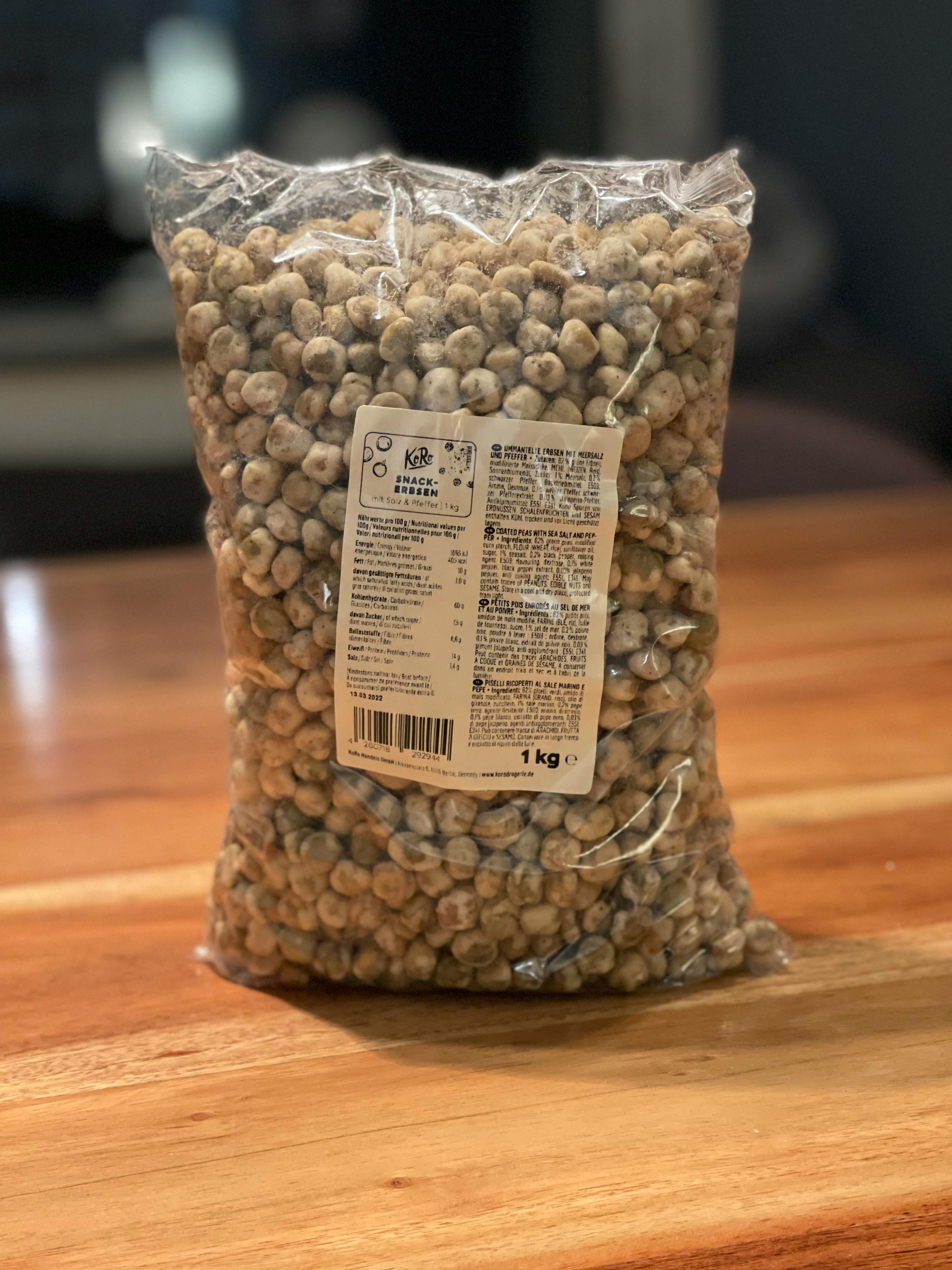 un sac de haricots se trouve sur une table en bois