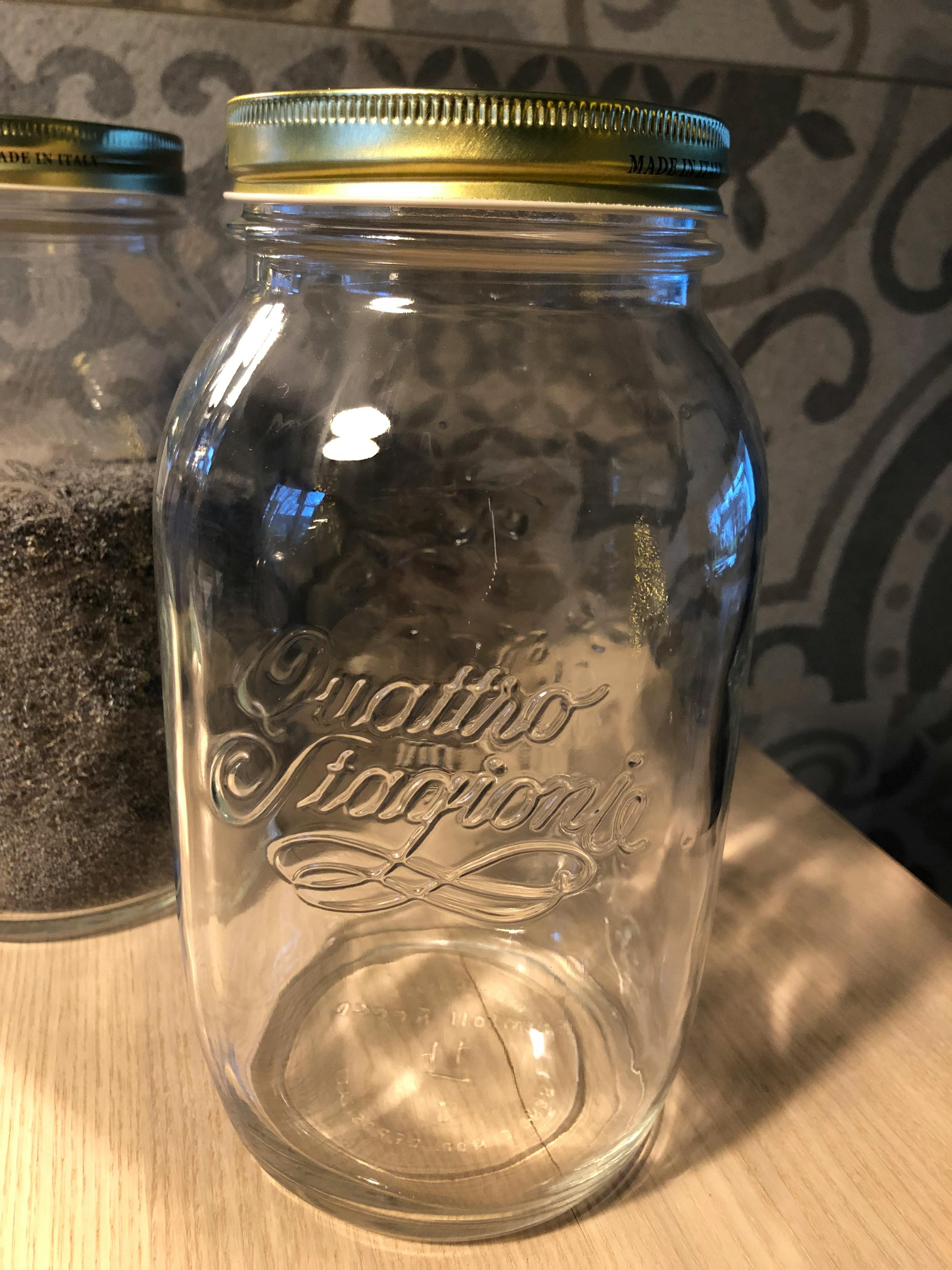 un barattolo di vetro con sopra la scritta " quattro mori "