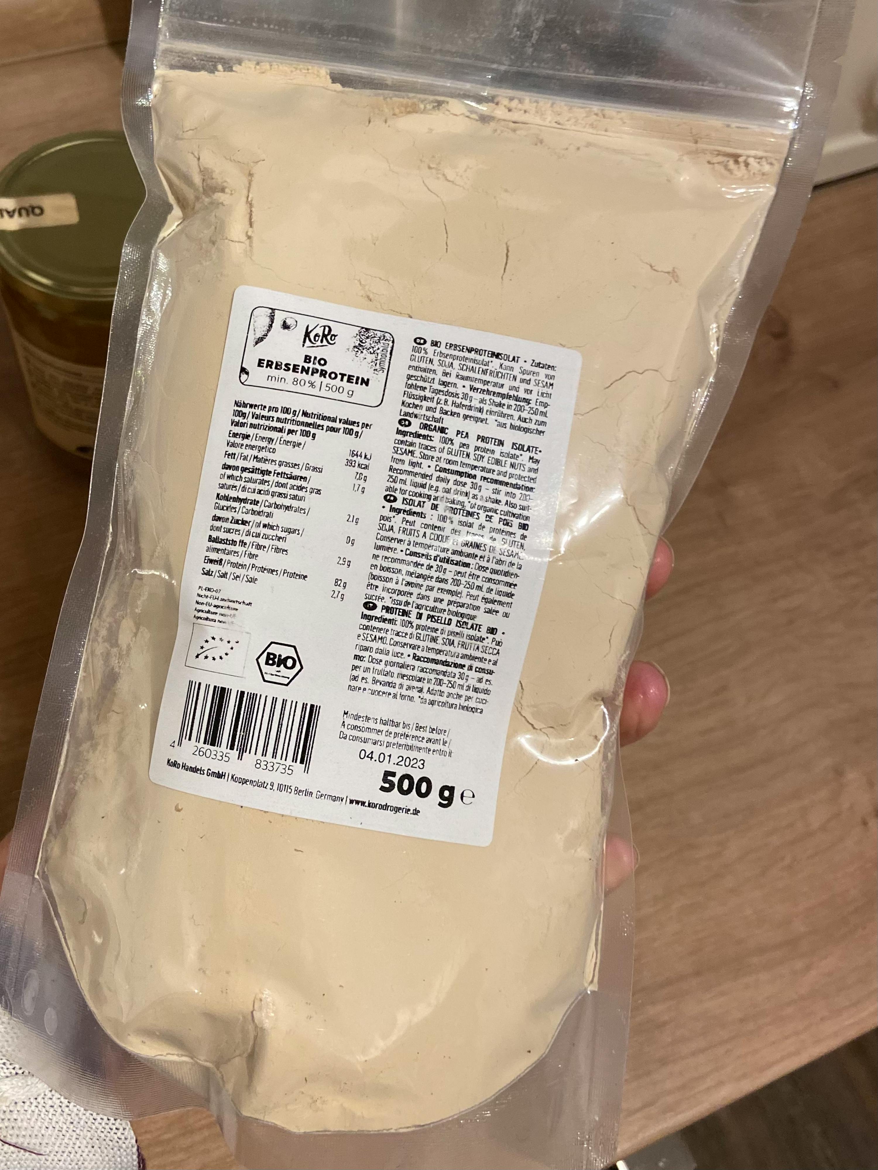 eine Person hält eine Tüte erbsenprotein in ihren Händen