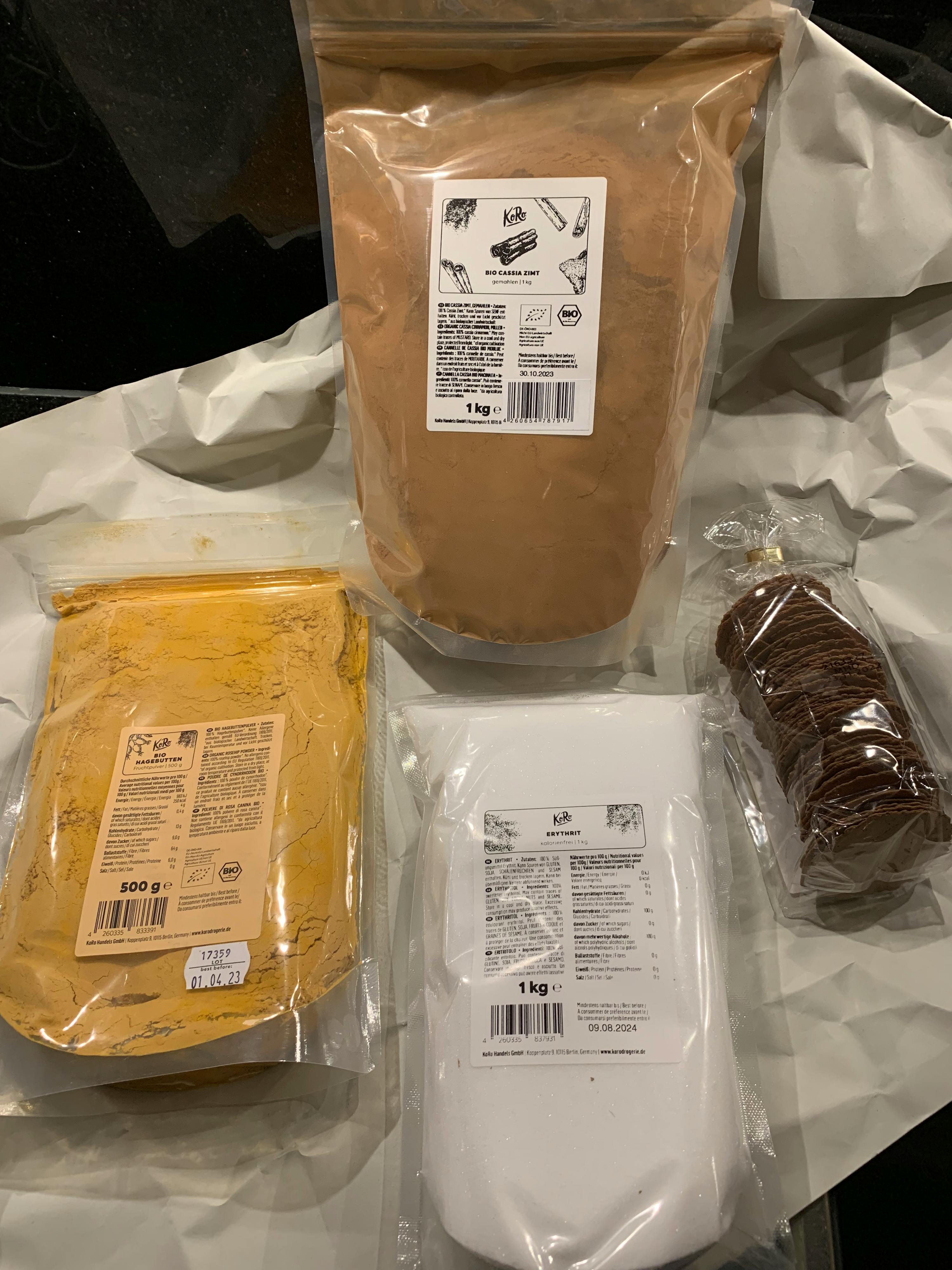 quatre sacs de nourriture sont posés sur une table