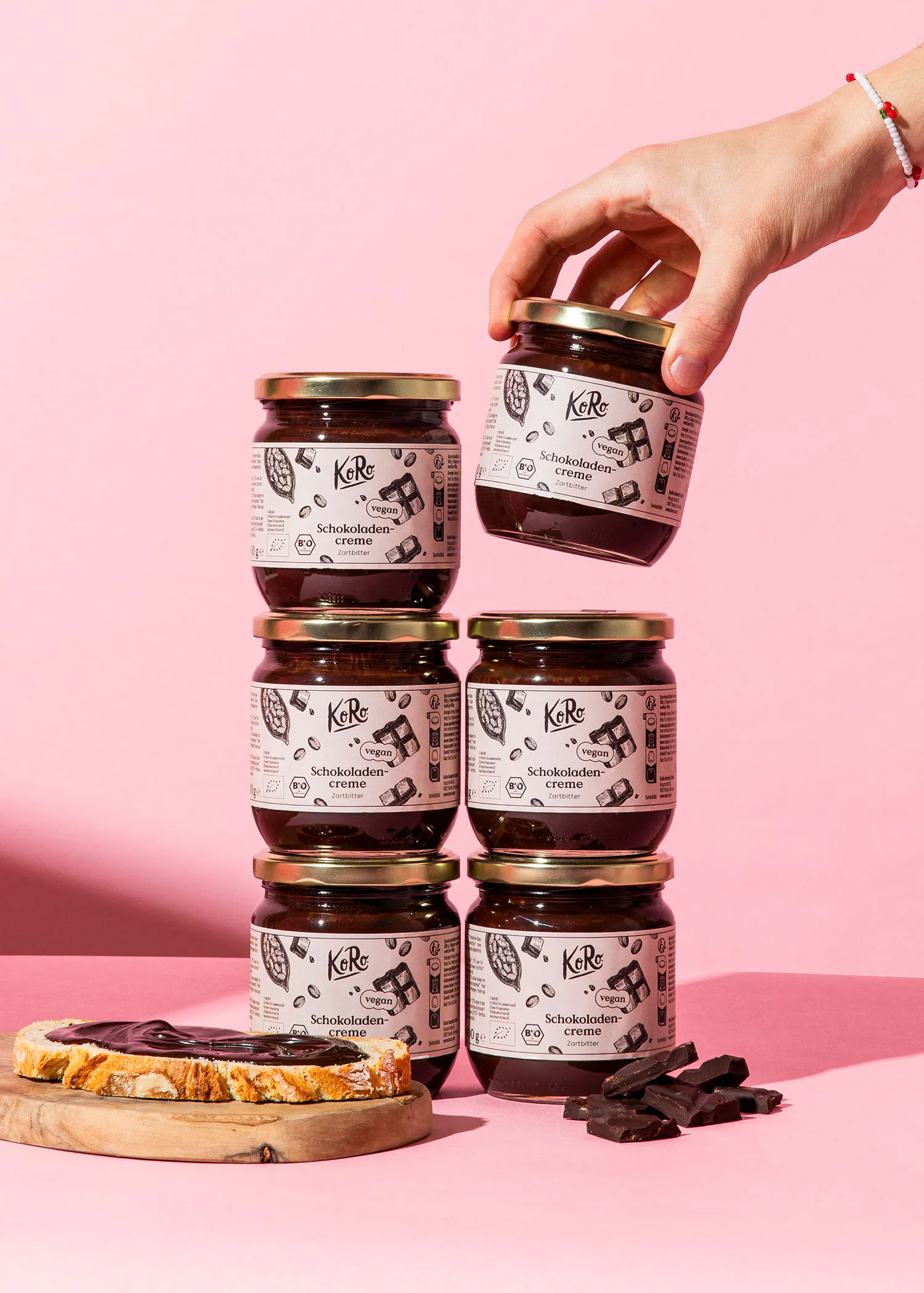 sechs Gläser Schokoladencreme stehen nebeneinander