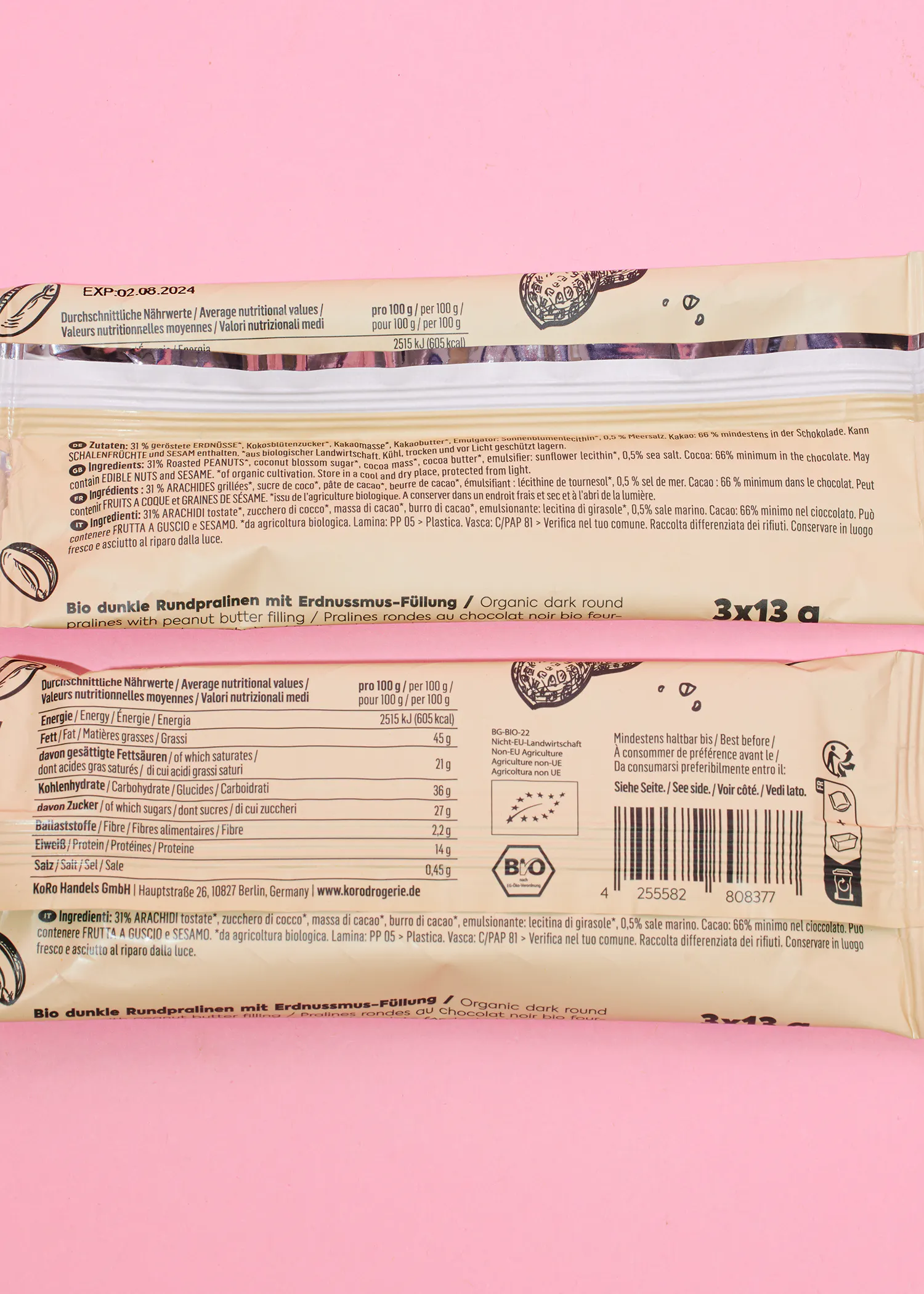 l' arrière de deux barres de chocolat avec des ingrédients et des informations nutritionnelles