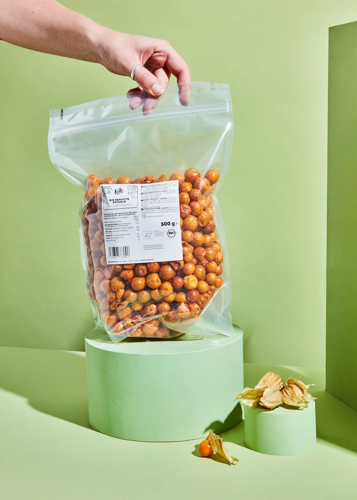 une personne tient un sac en plastique rempli de pois chiches