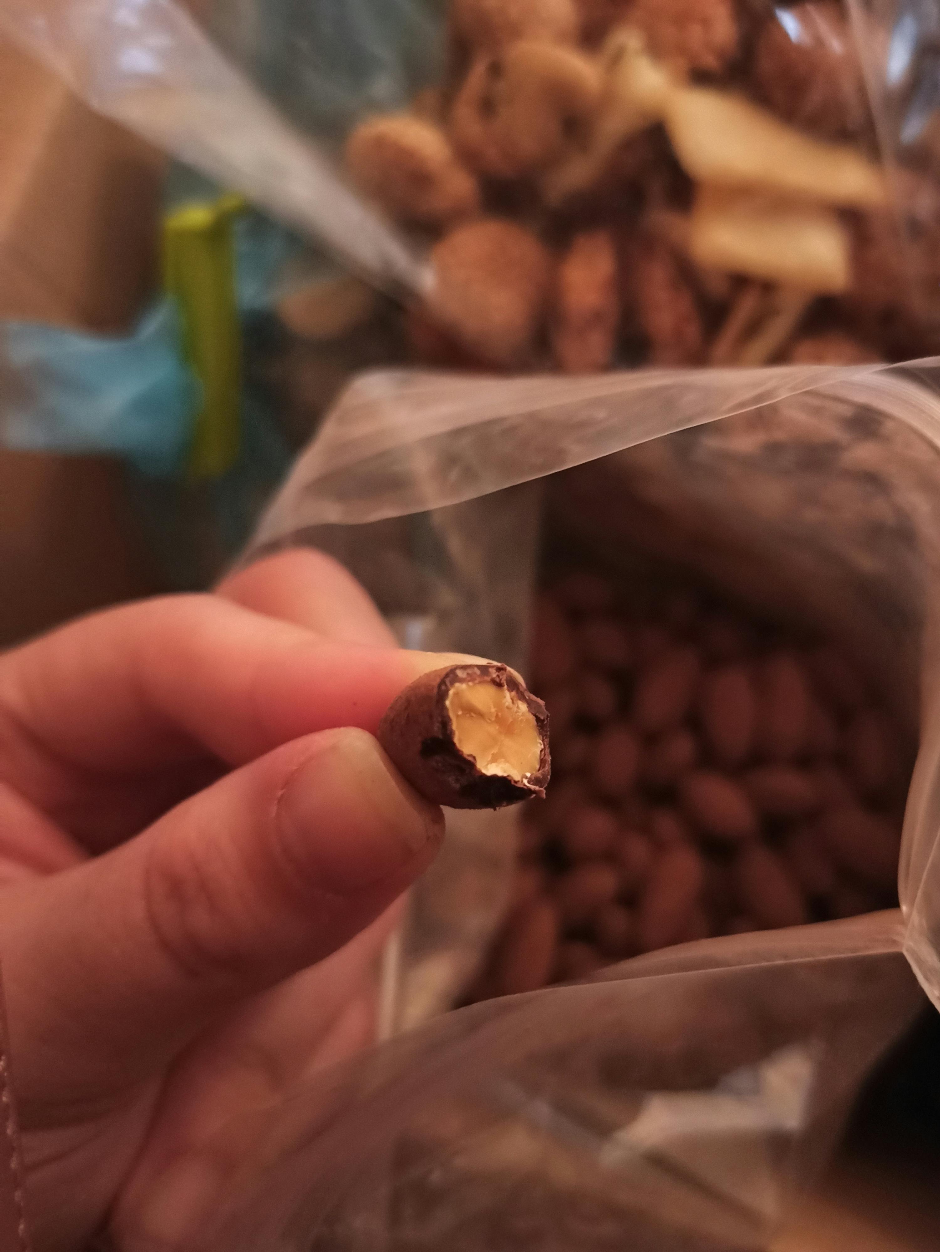 eine Person hält einen Haufen Erdnüsse in der Hand