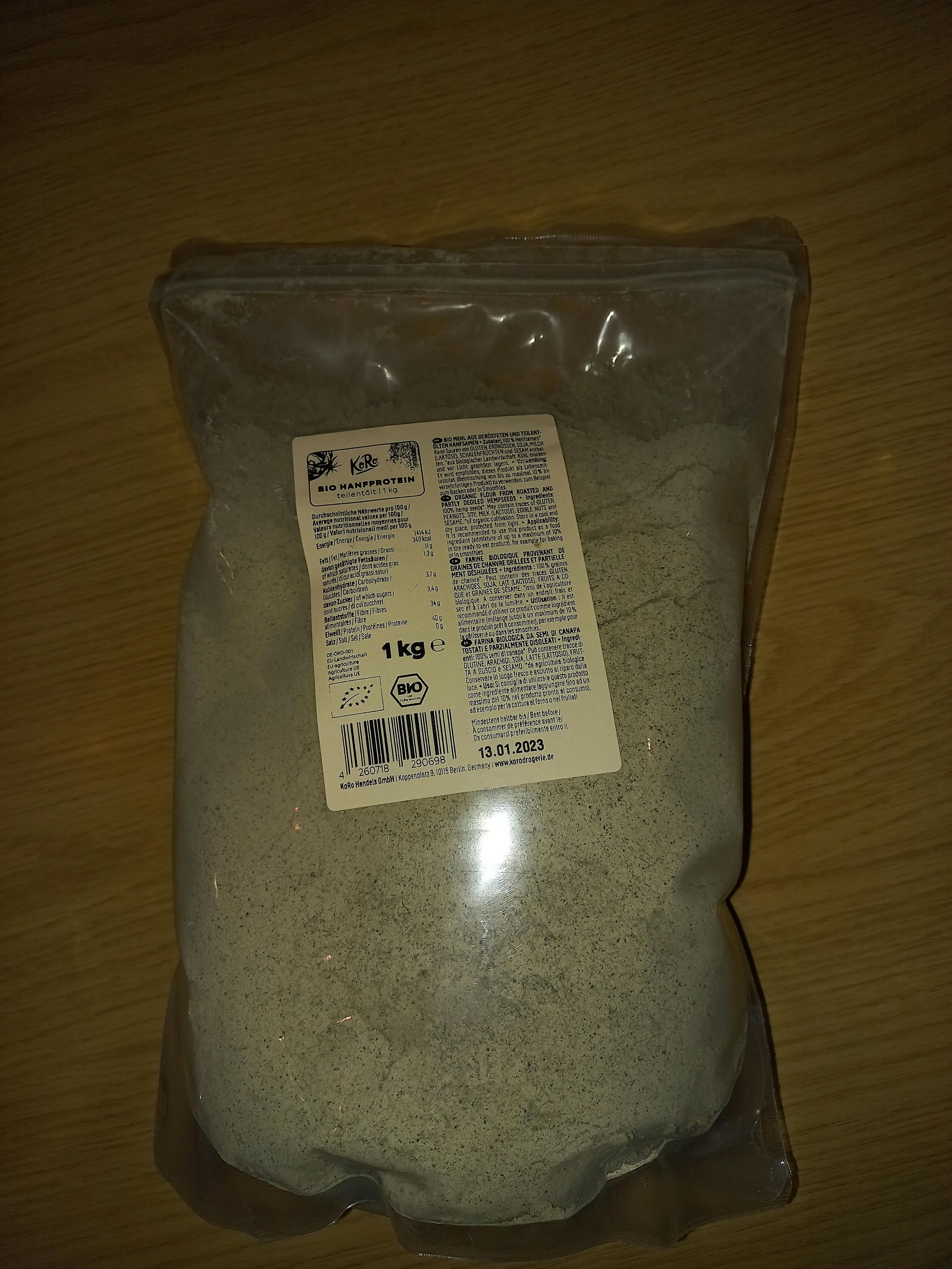 un sacchetto di farina è seduto su un tavolo