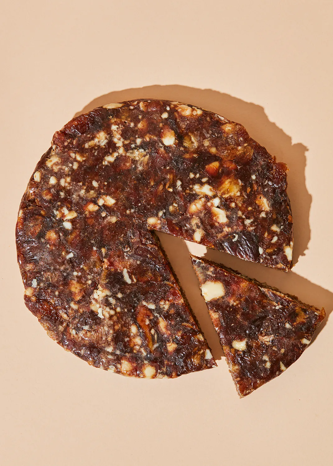 ein Stück Kuchen liegt auf einem braunen Tisch