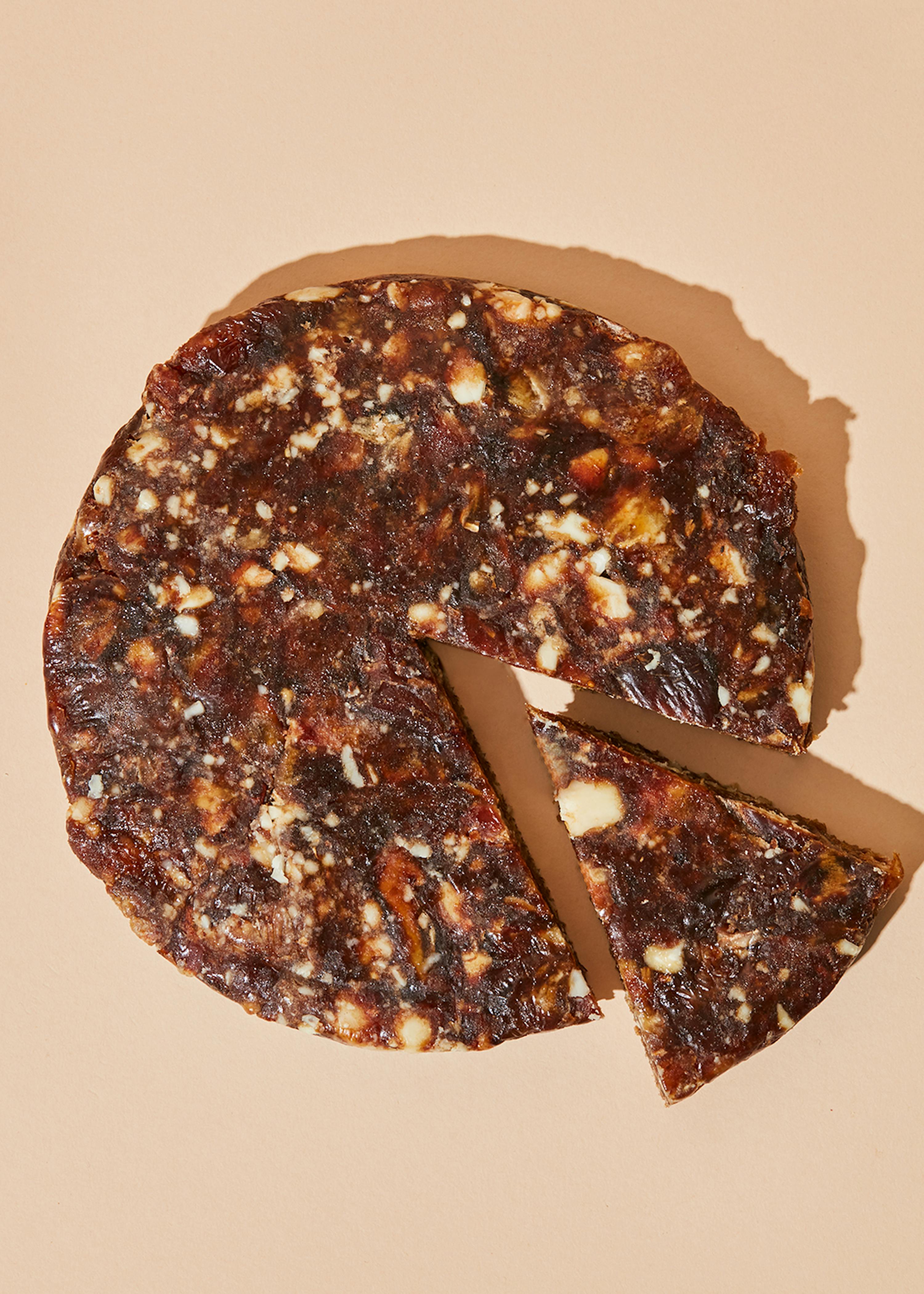 un gros morceau de nourriture est coupé en deux