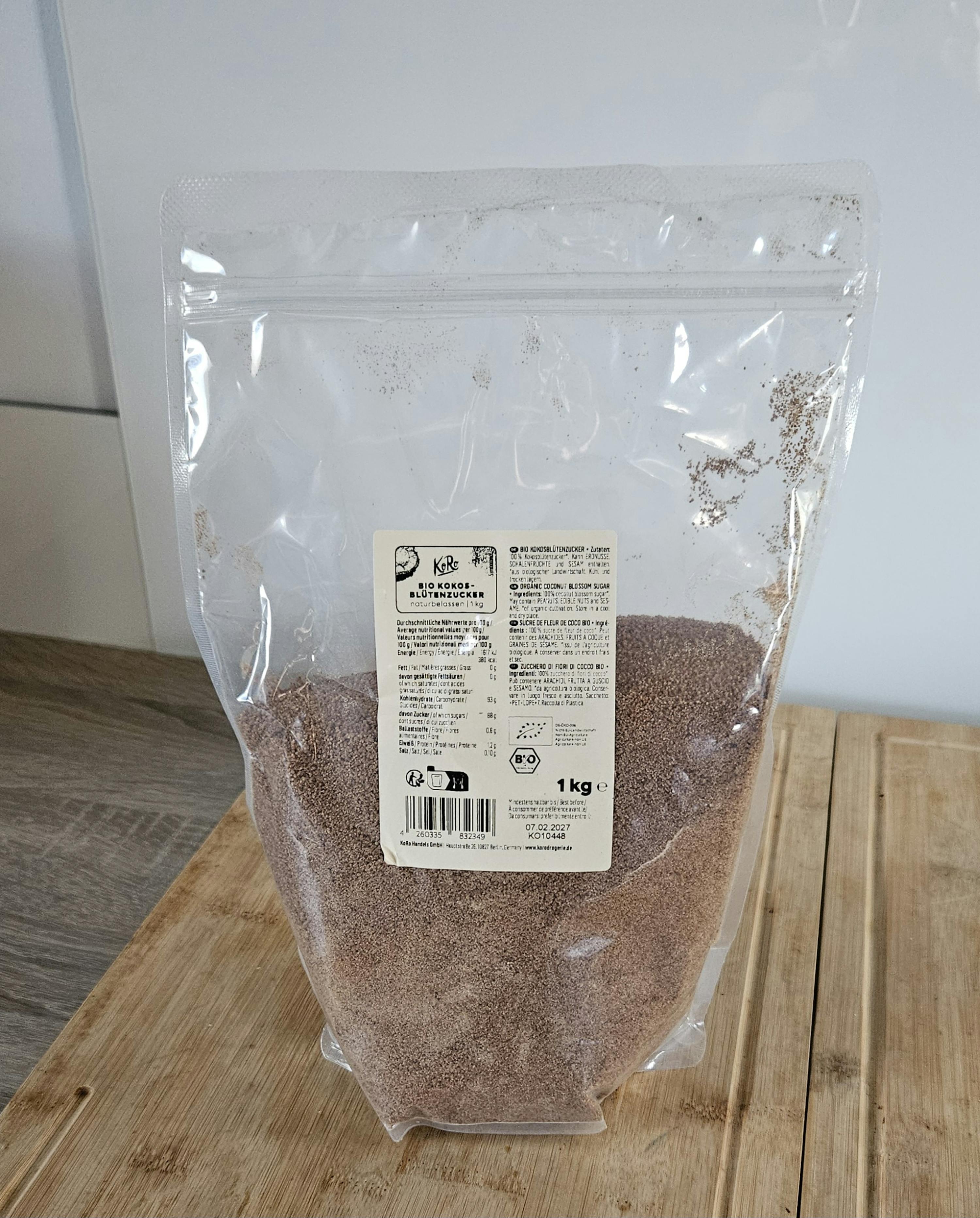 un sacchetto di polvere di cioccolato è seduto su un tagliere di legno