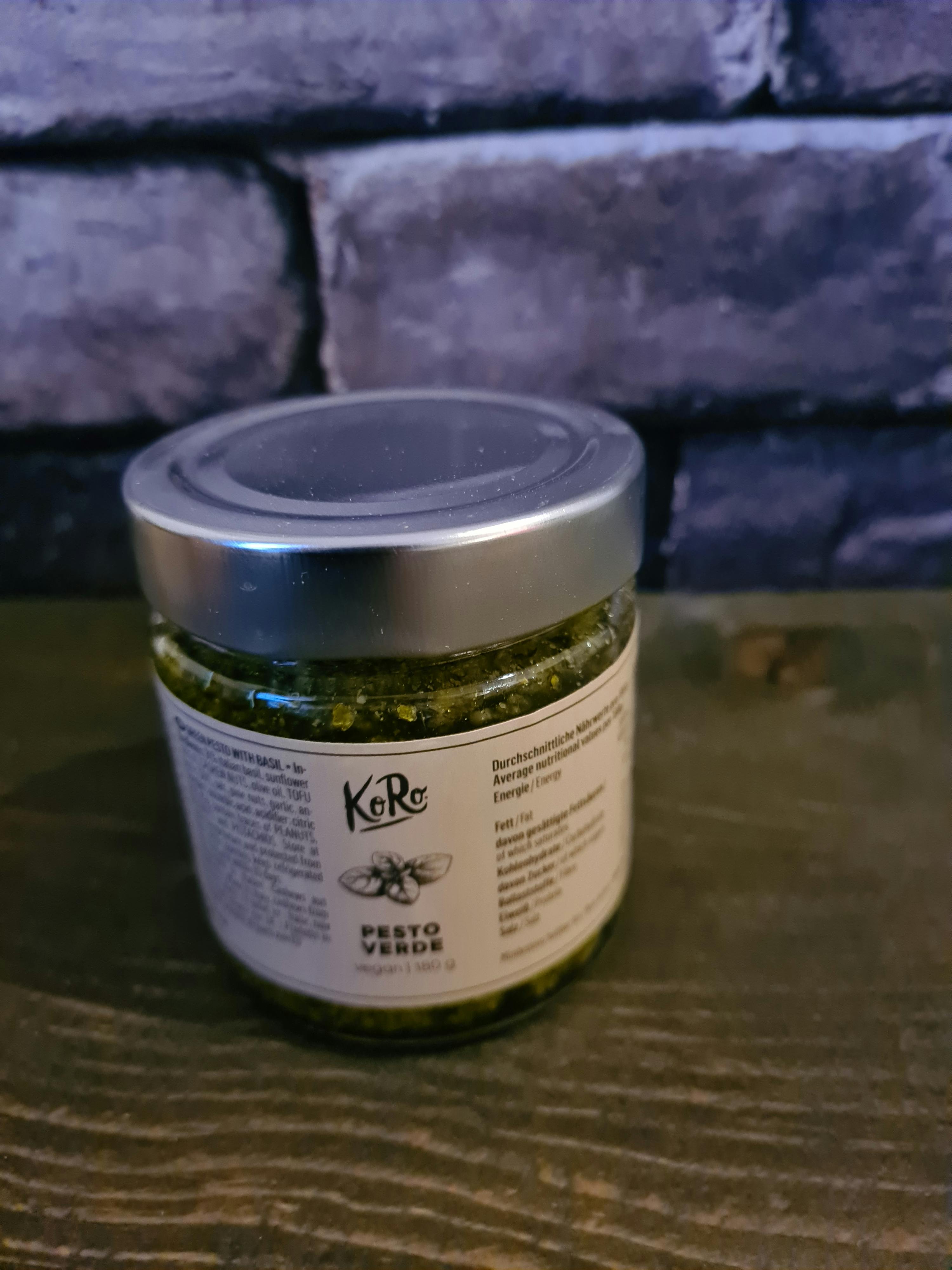 ein Glas mit einem Deckel und einem weißen Etikett mit der Aufschrift kr