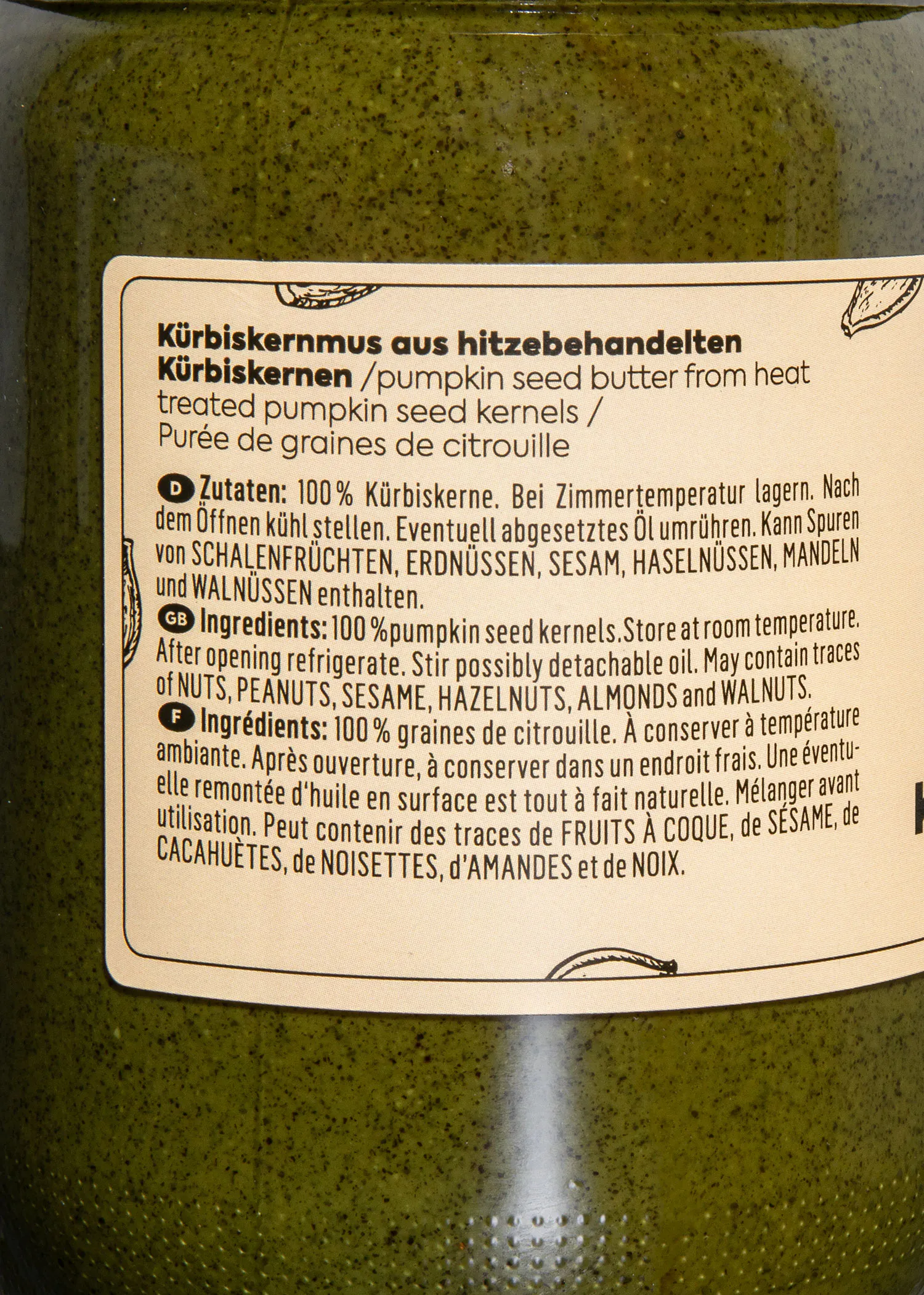 un gros plan de l' arrière d' un bocal de beurre de graines de citrouille