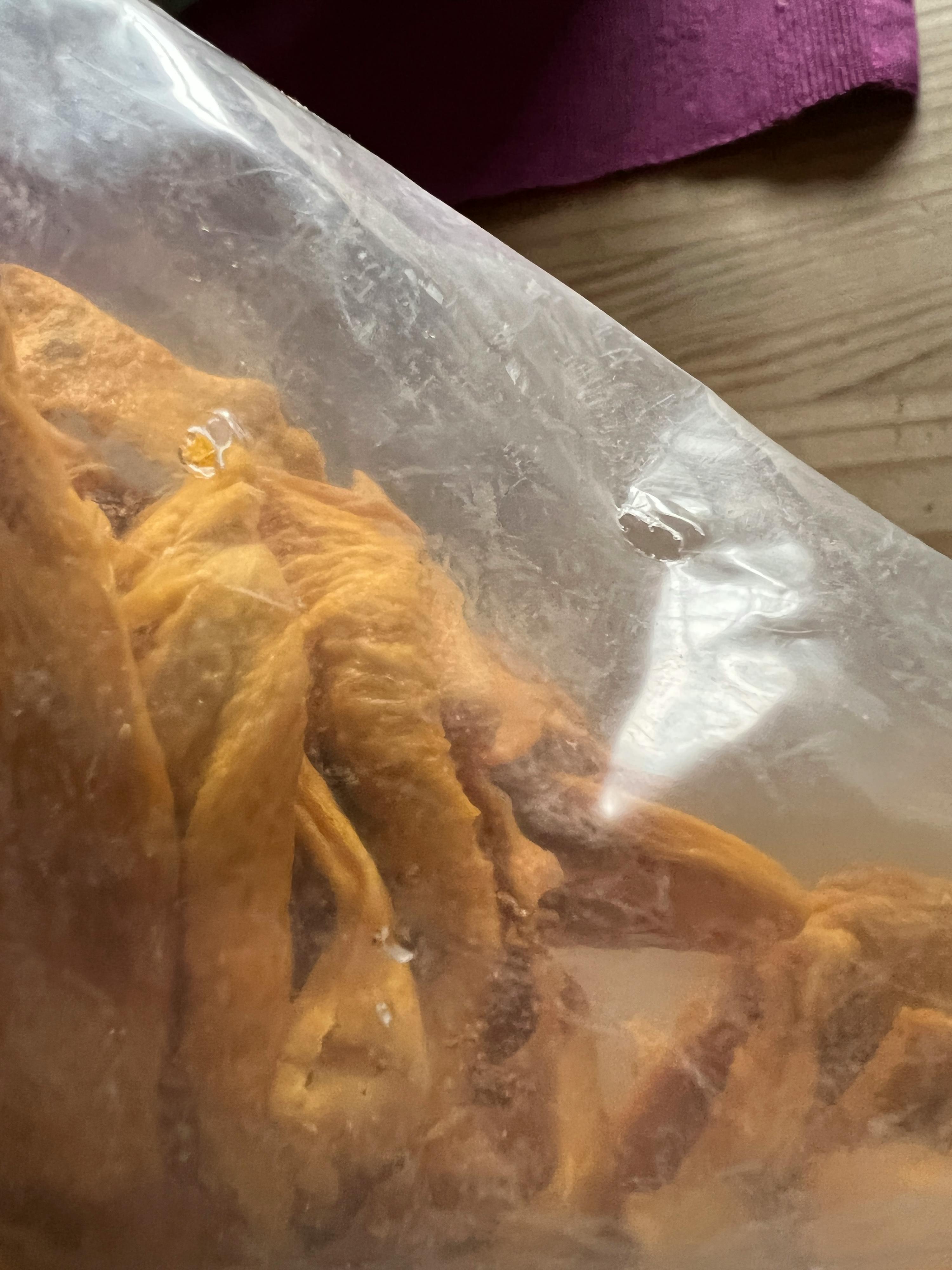 eine Nahaufnahme einer Plastiktüte mit einem Stück Essen darin