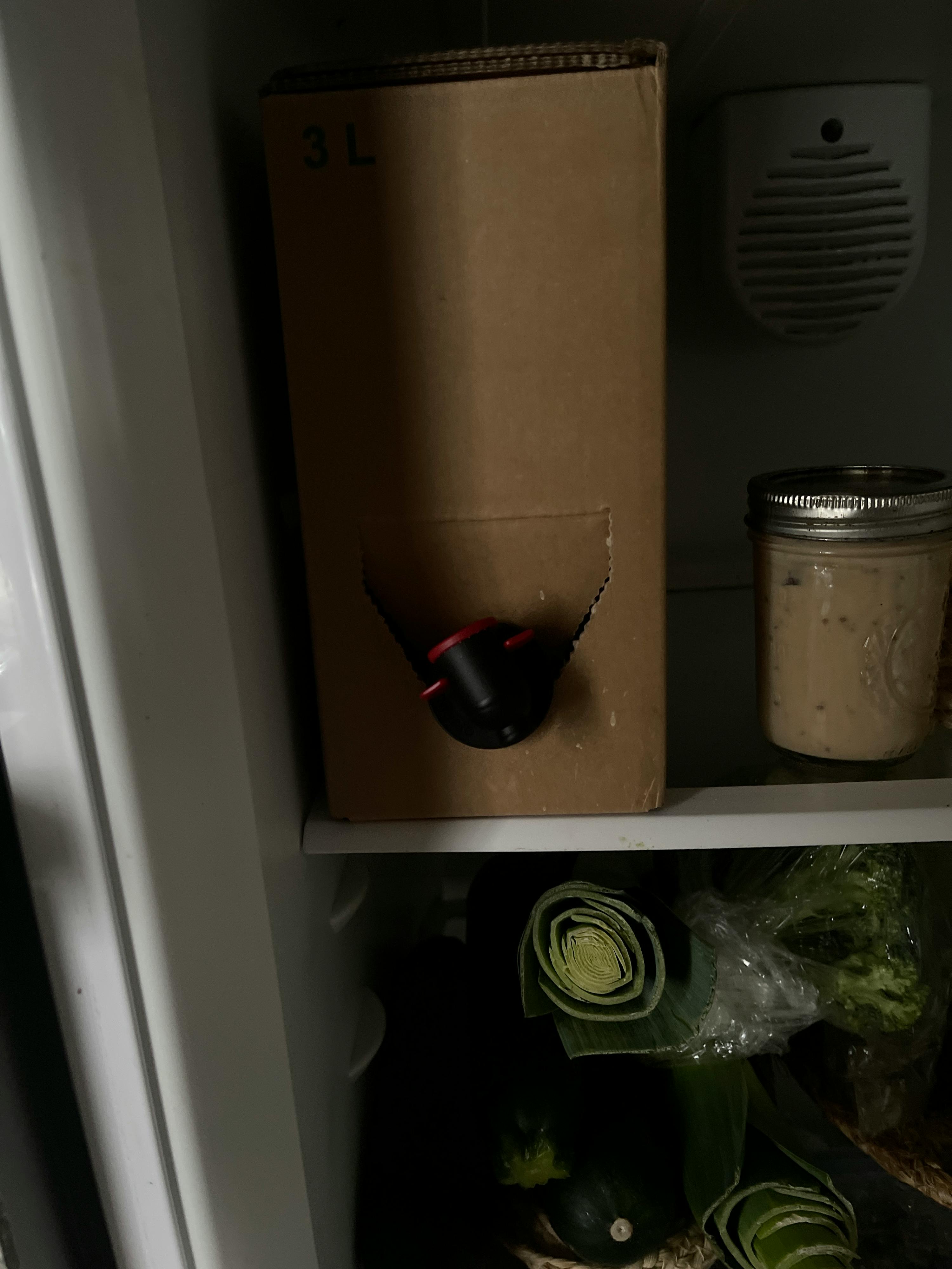 eine braune kiste mit der nummer t3 darauf