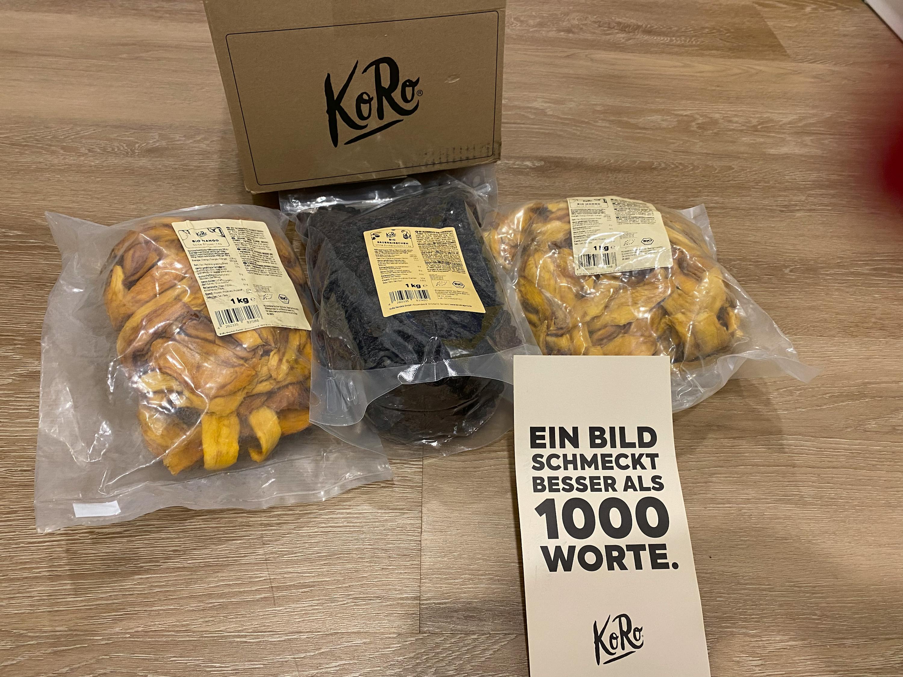 trois sacs de nourriture sont assis à côté d' une feuille de papier avec une phrase en allemand