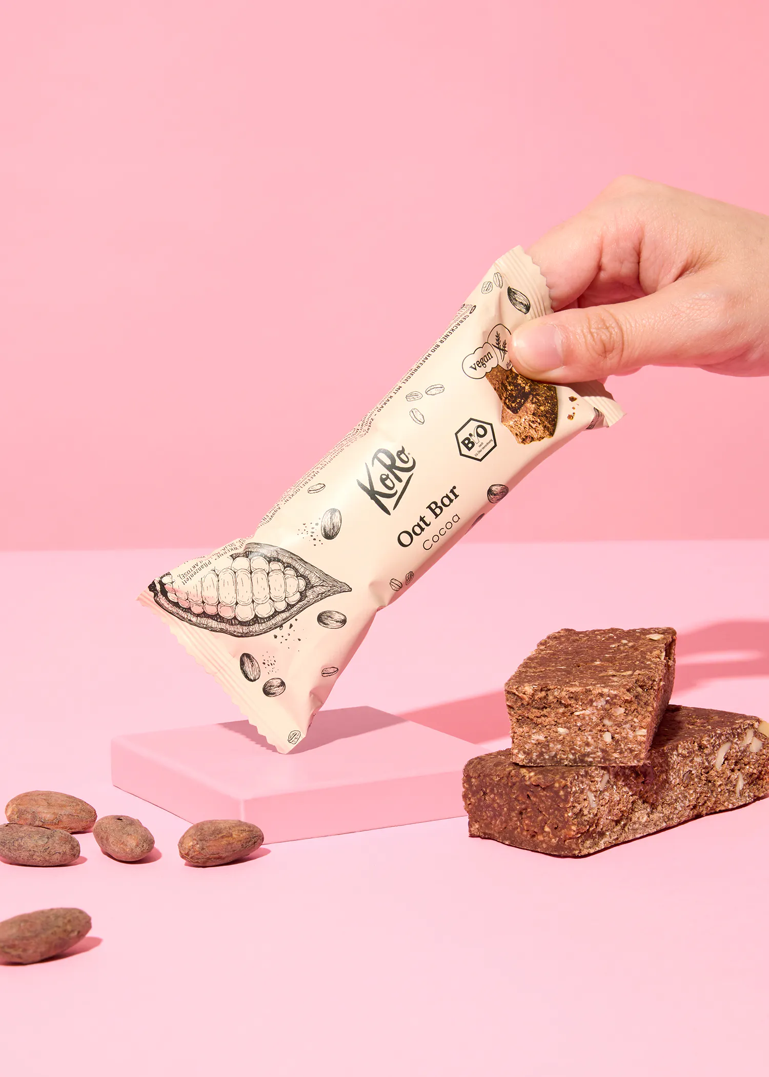 eine Person hält einen Oat-Bar in der Hand