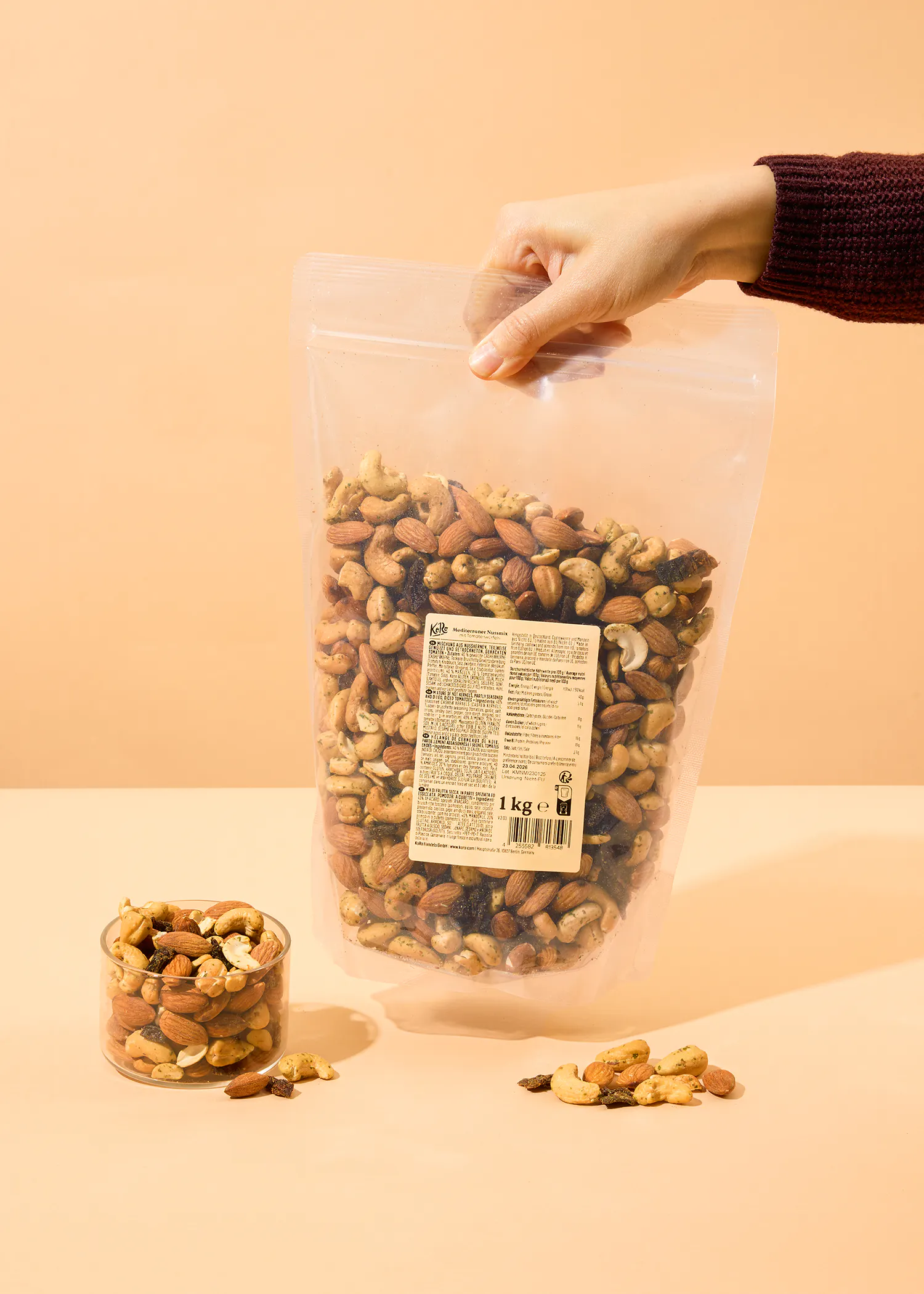 eine Person hält einen Plastikbeutel mit einer Etikett auf der Rückseite