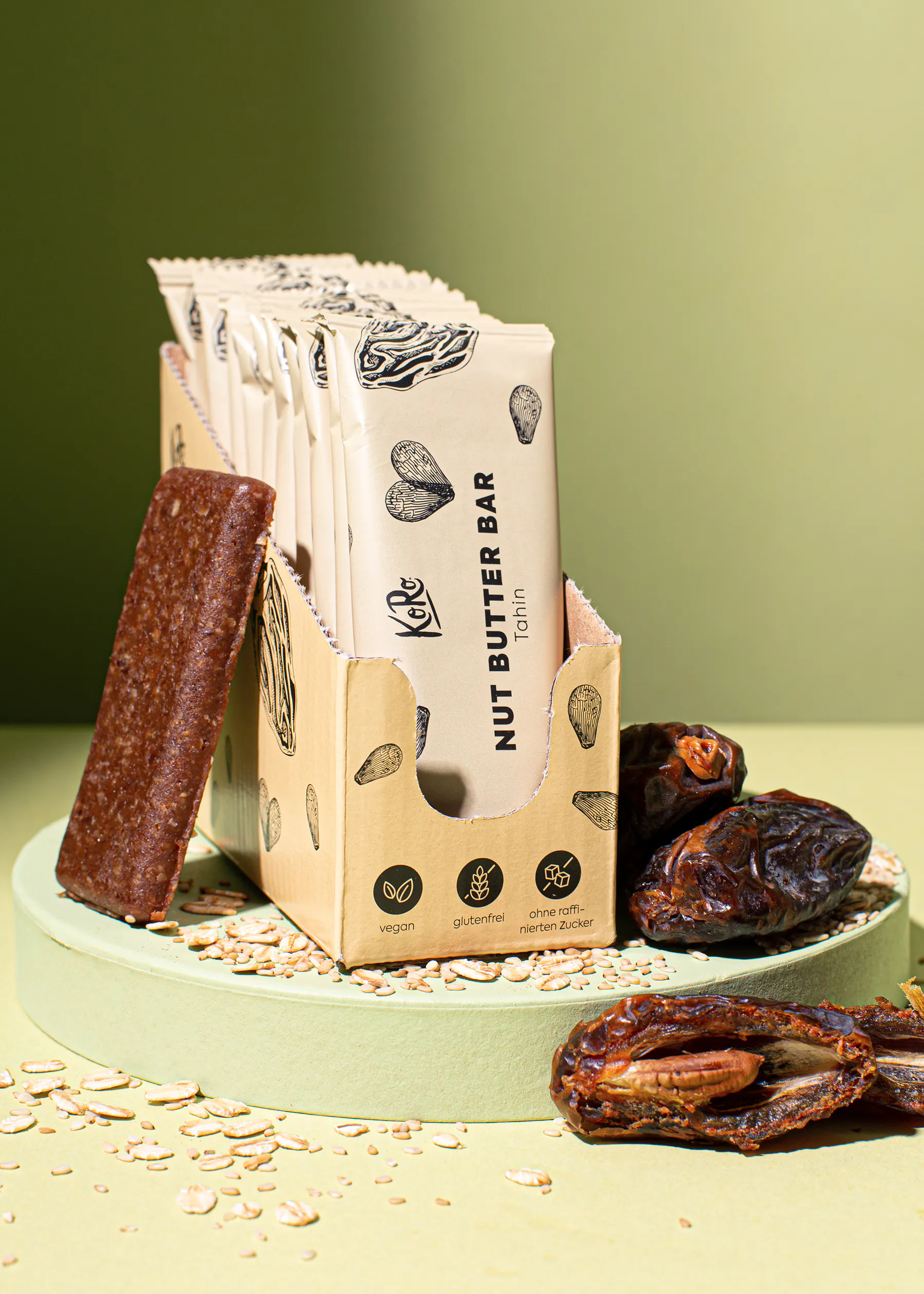 eine verpackte Nussbutterbar steht auf einem Tisch