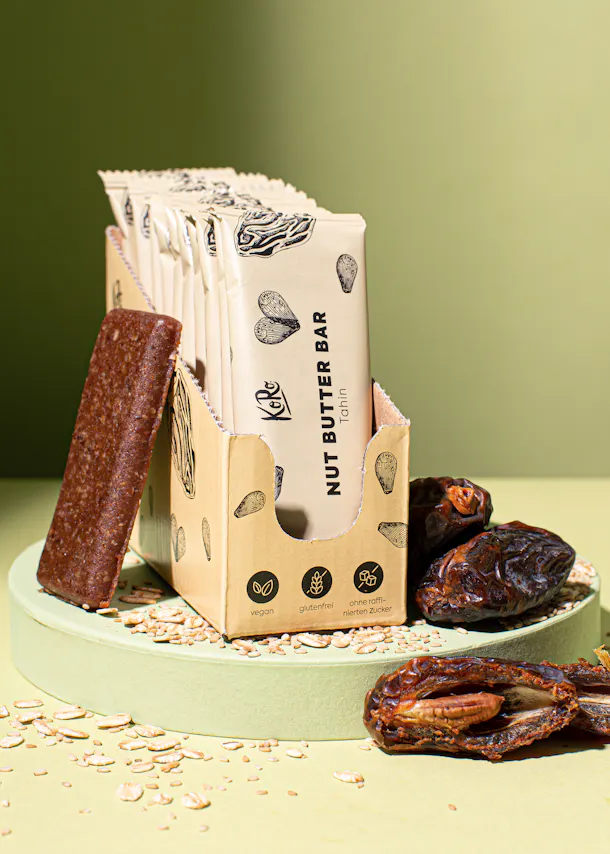 eine verpackte Nussbutterbar steht auf einem Tisch