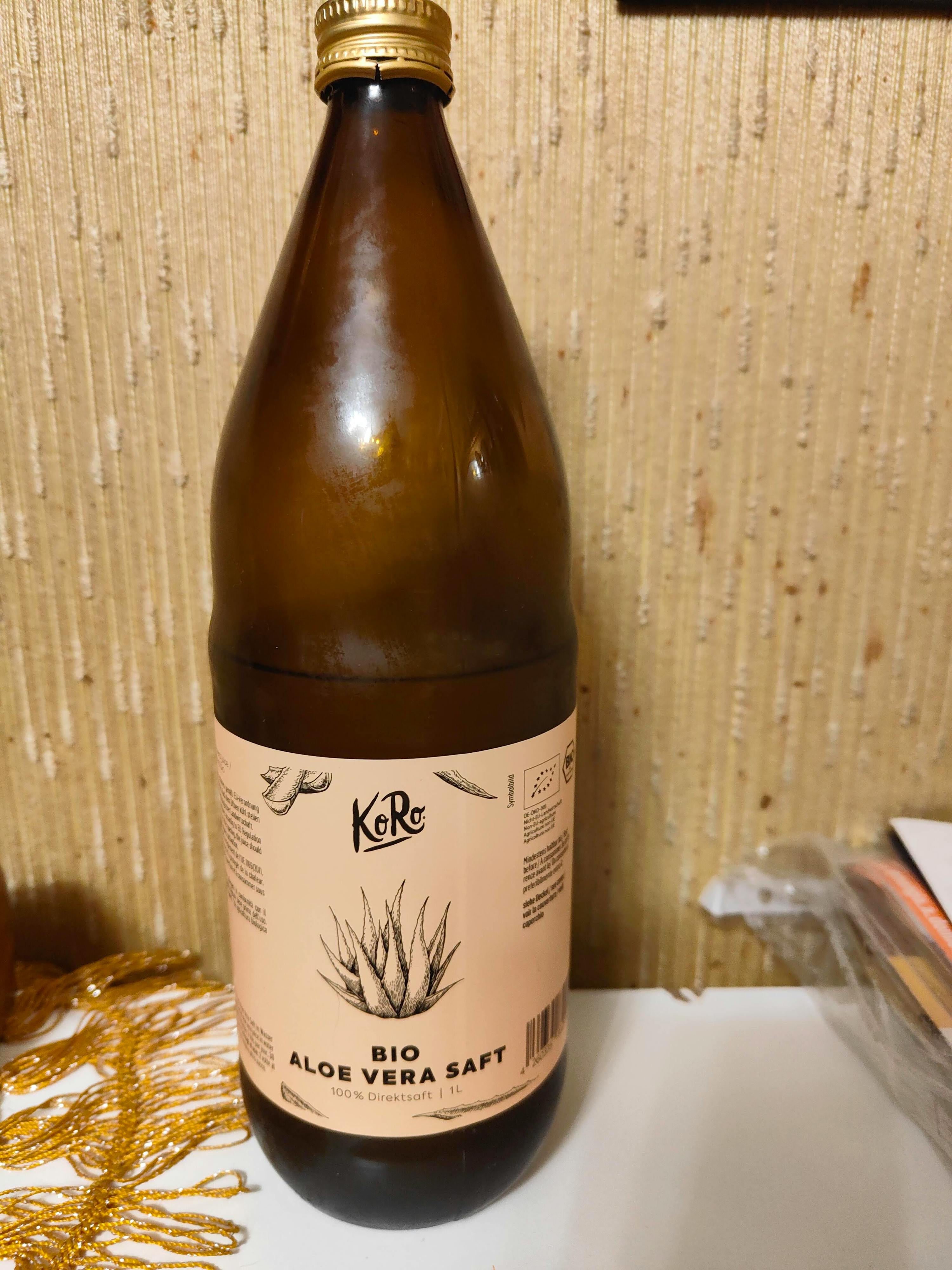 une bouteille d' aloe vera bio est sur une table