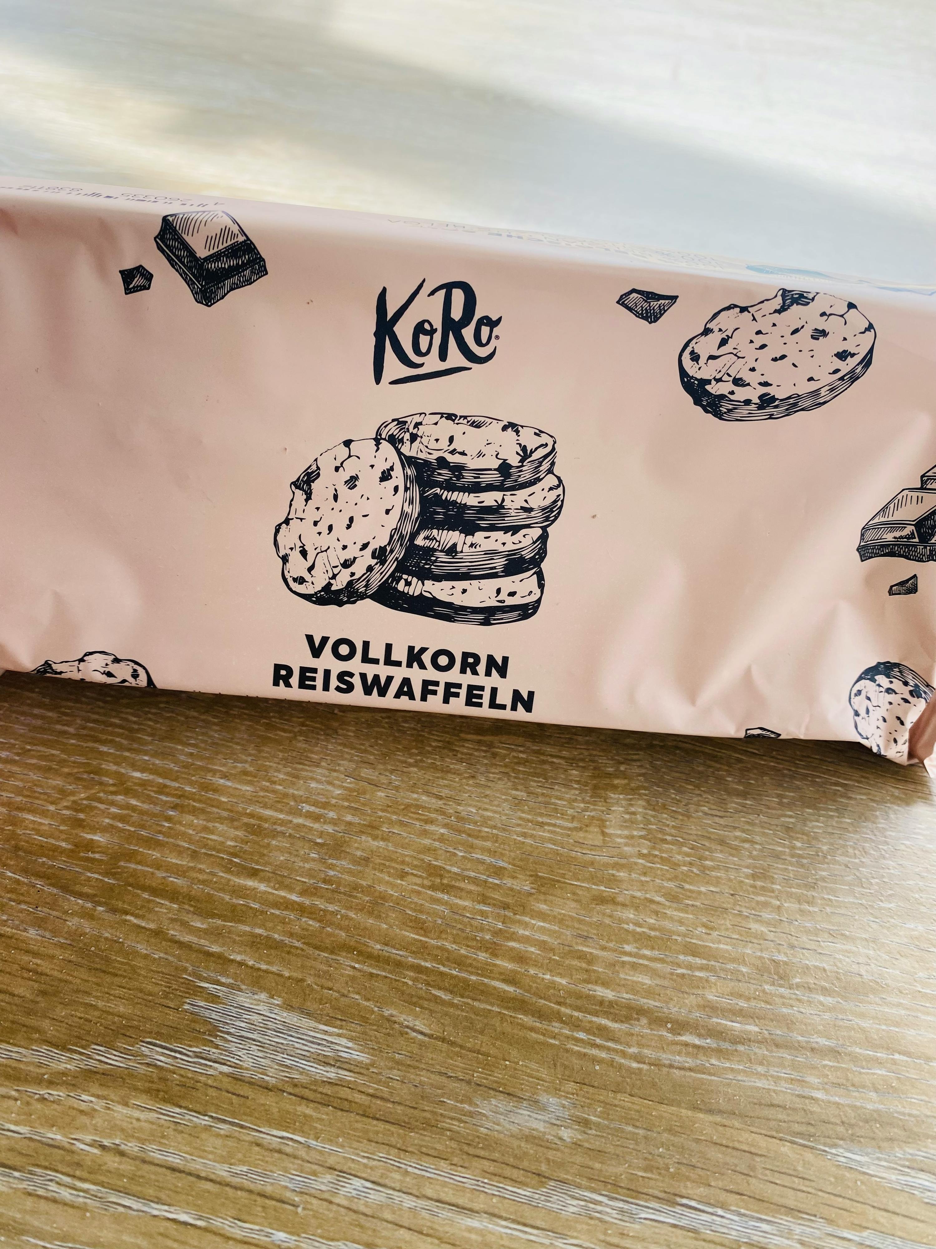 ein Paket vollkornreiswaffeln liegt auf einem Holztisch