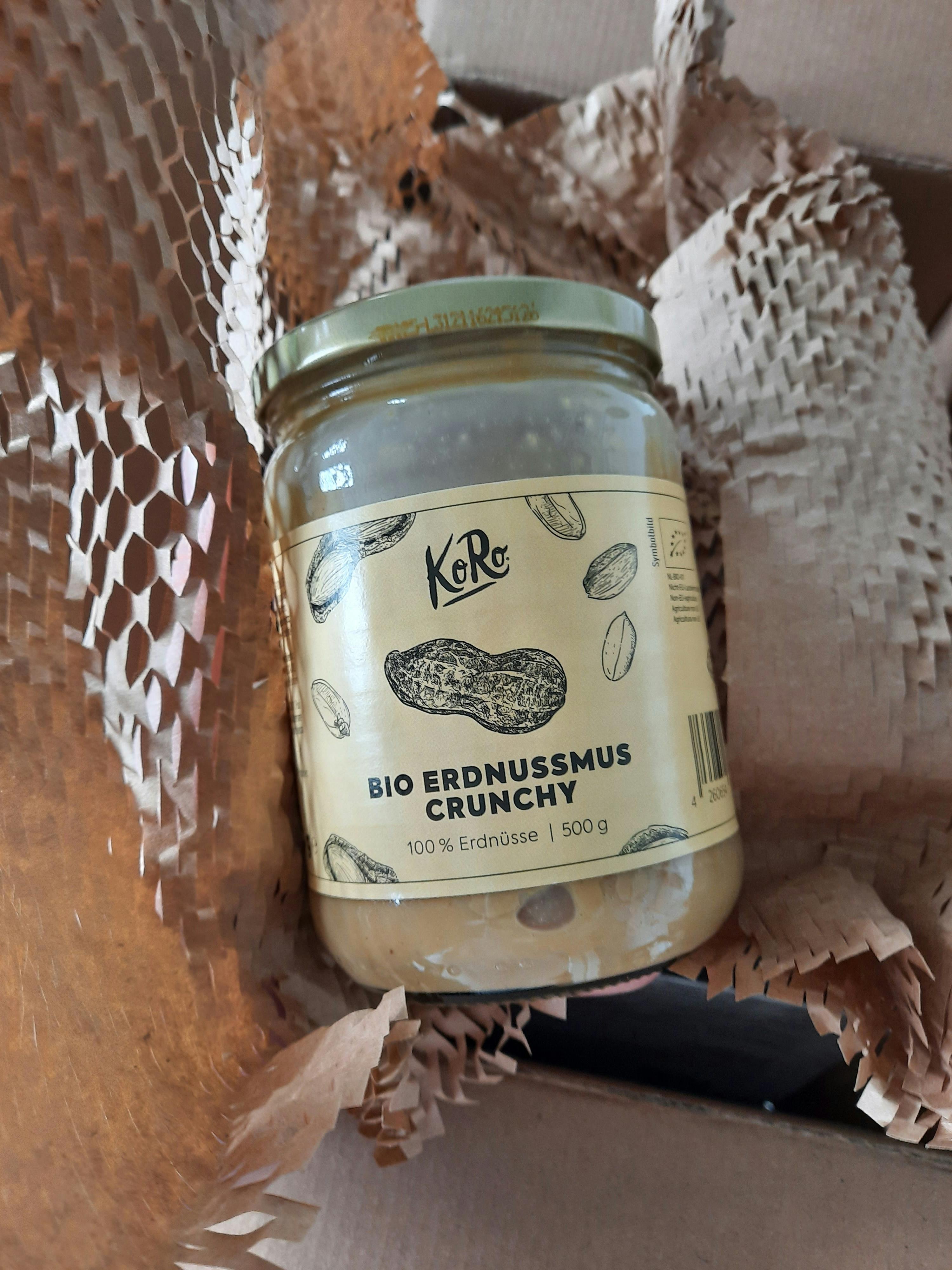 ein Glas erdnussmus crunch liegt in einer Schachtel