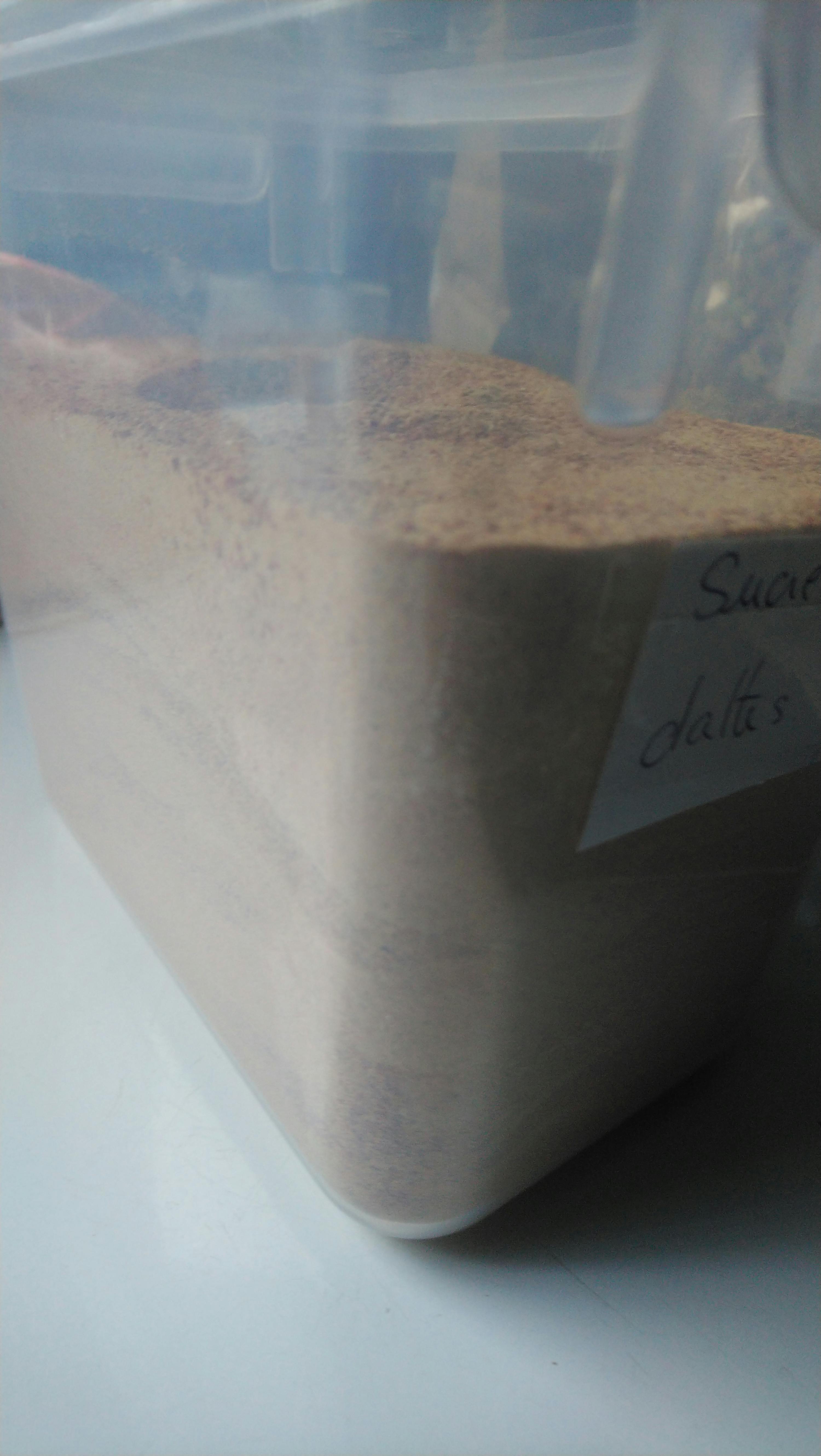 a plastic container with a label that says " sucre "