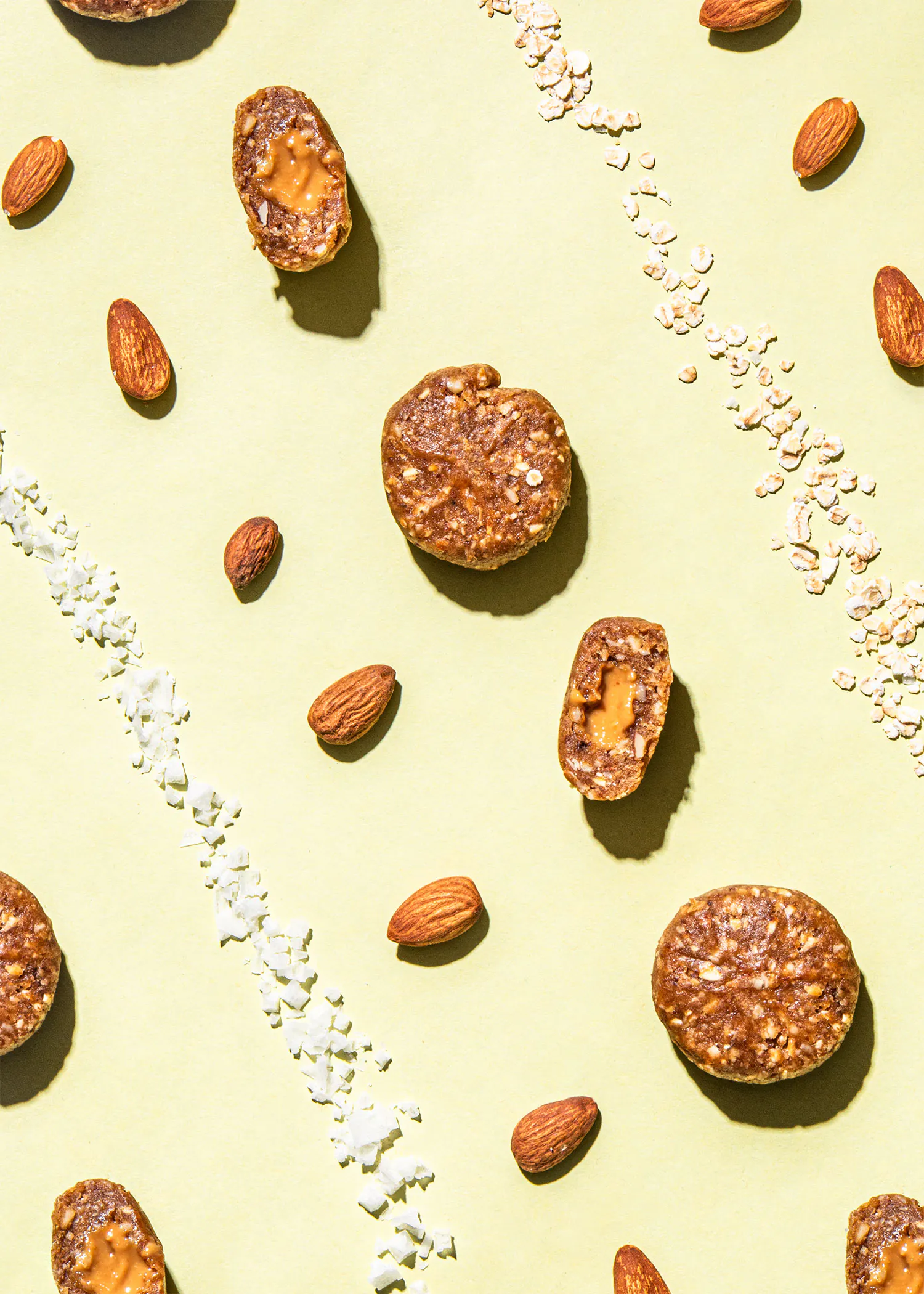un motif d' amandes et d' avoine sur fond jaune