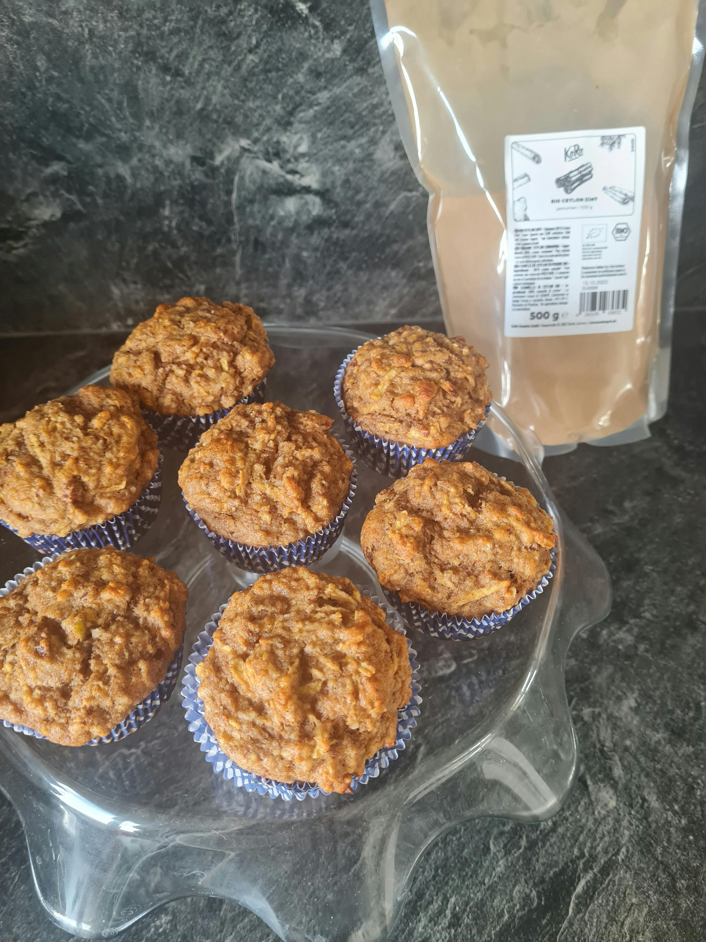 un sacchetto di farina di carote è accanto a un vassoio di muffin