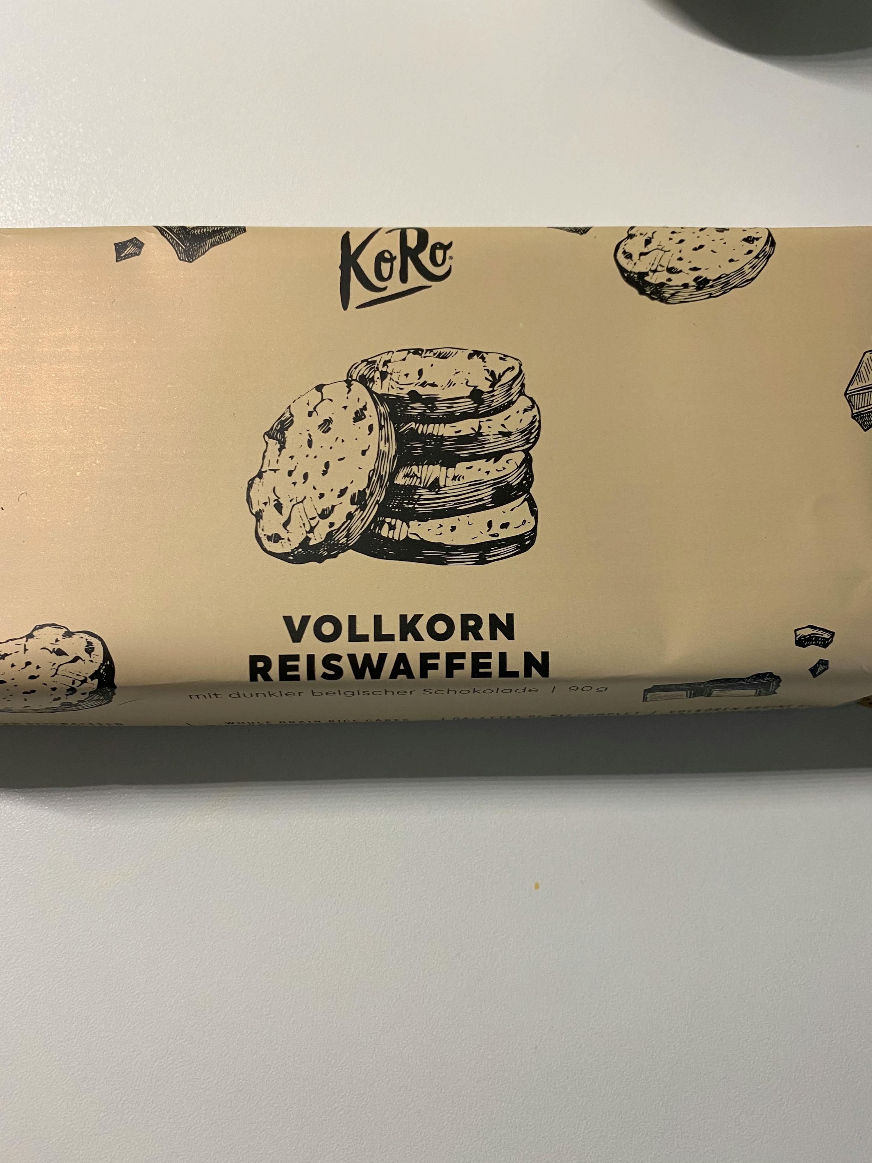 una scatola di vollkorn reiswaffeln è seduta su un tavolo bianco