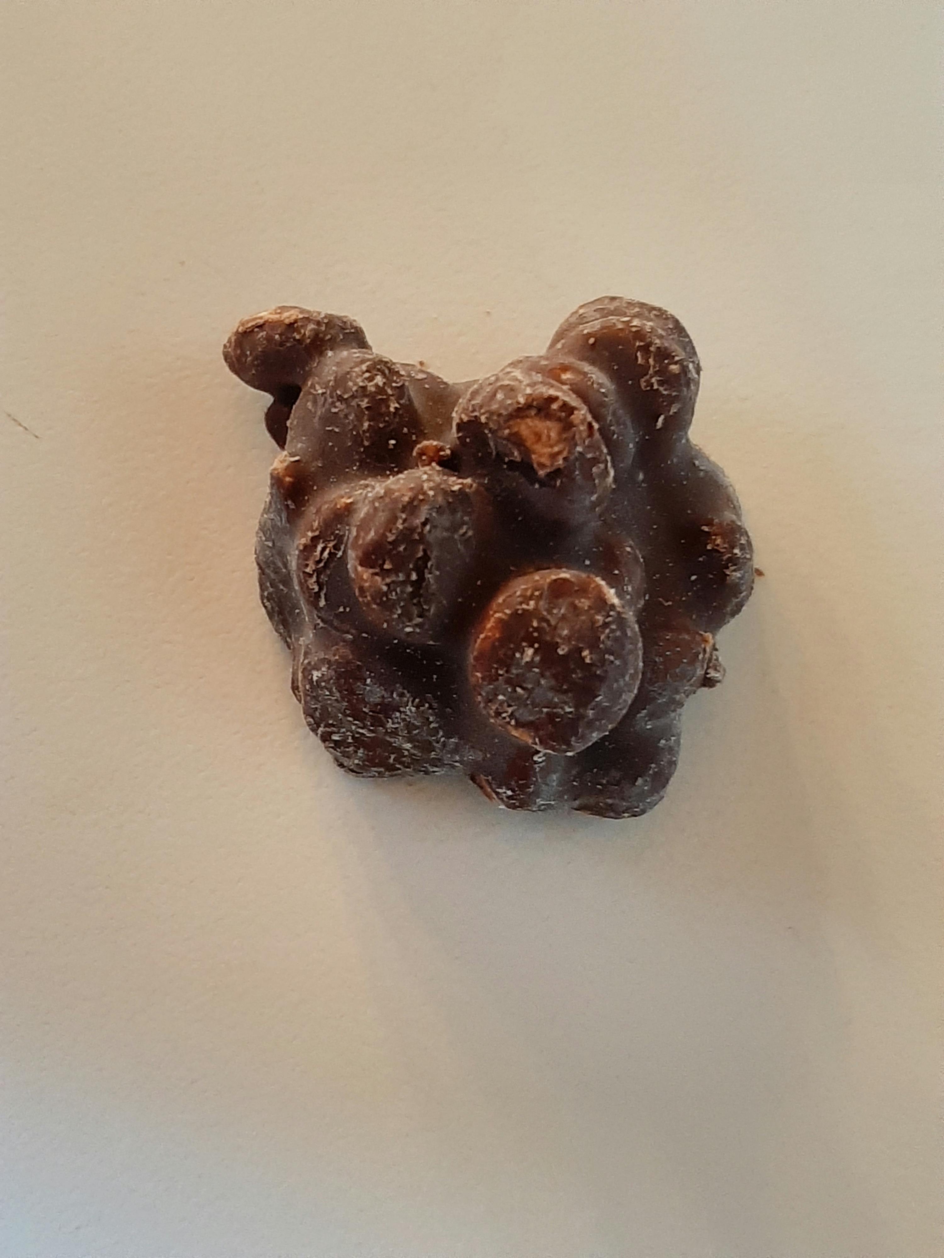 un gros plan d' un morceau de chocolat sur fond blanc