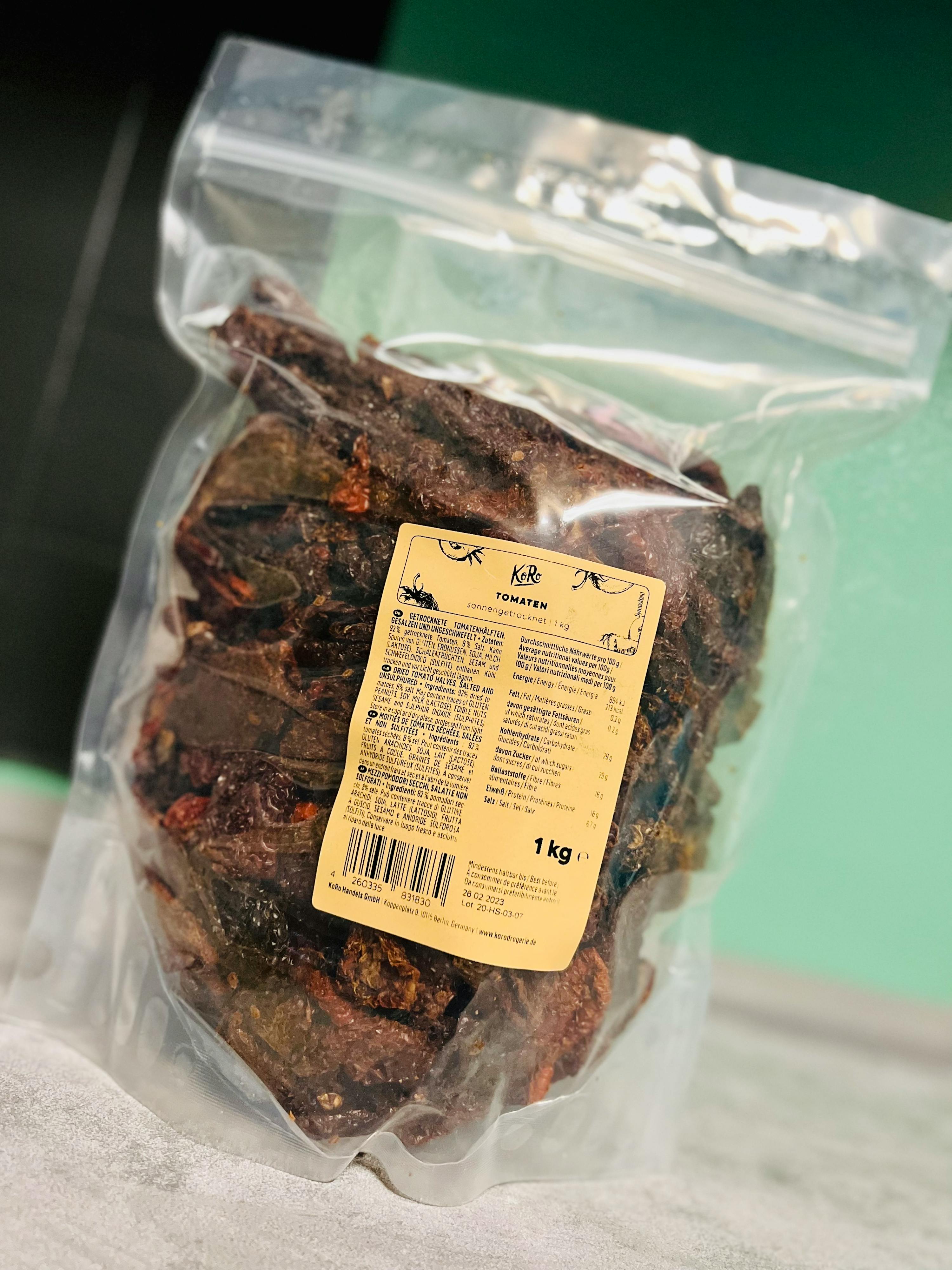 a bag of dried tomatoes has a label that says " tomaten "