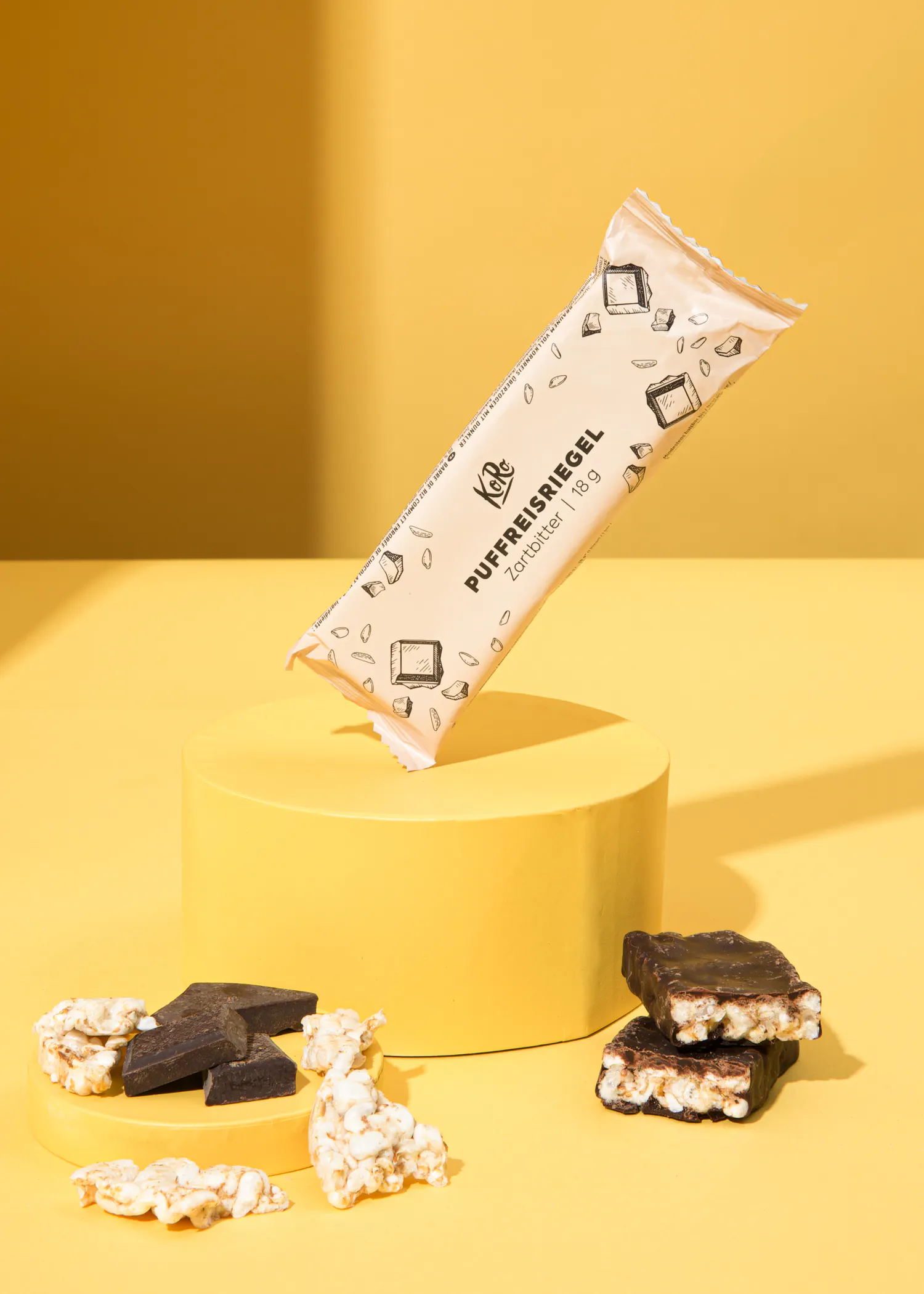 une barre de chocolat est posée sur un support jaune