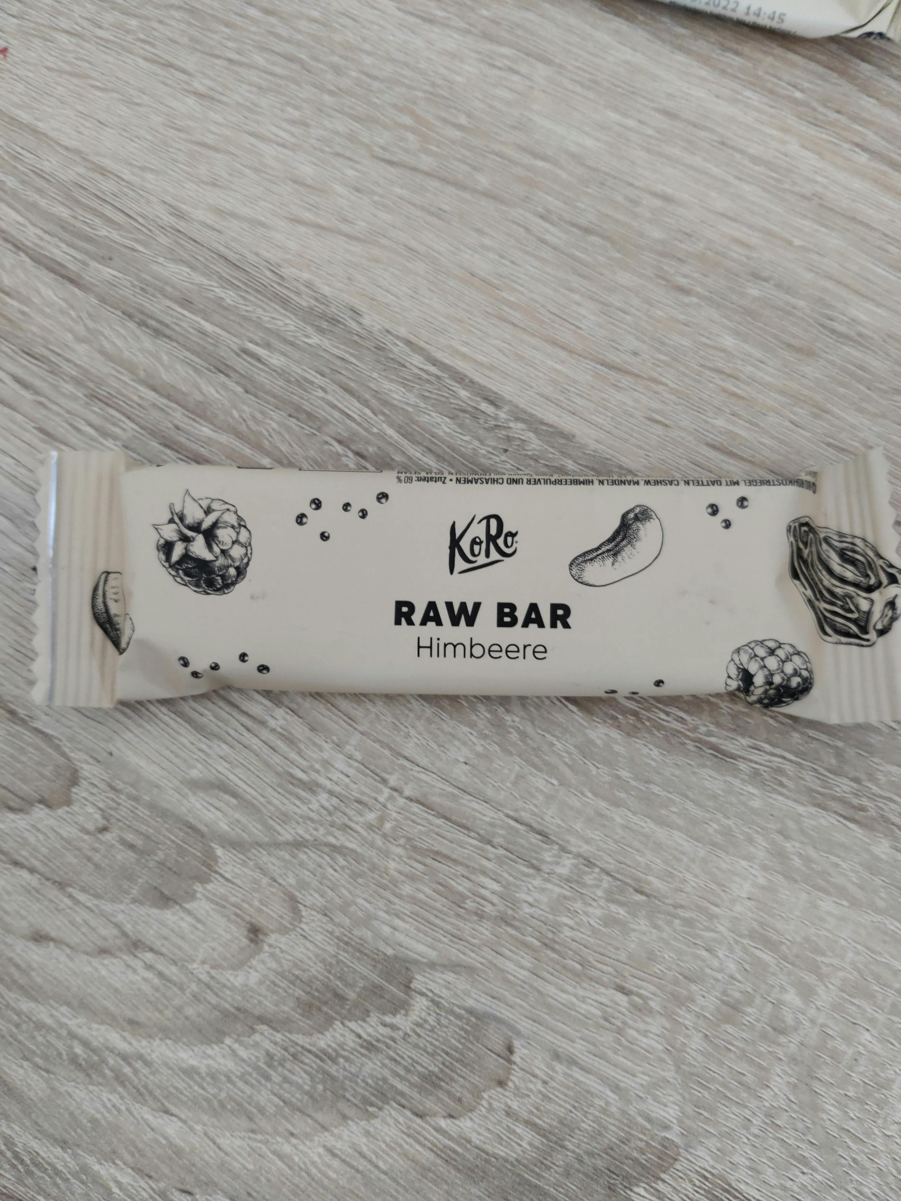 una barretta di cibo crudo è seduta su un tavolo di legno