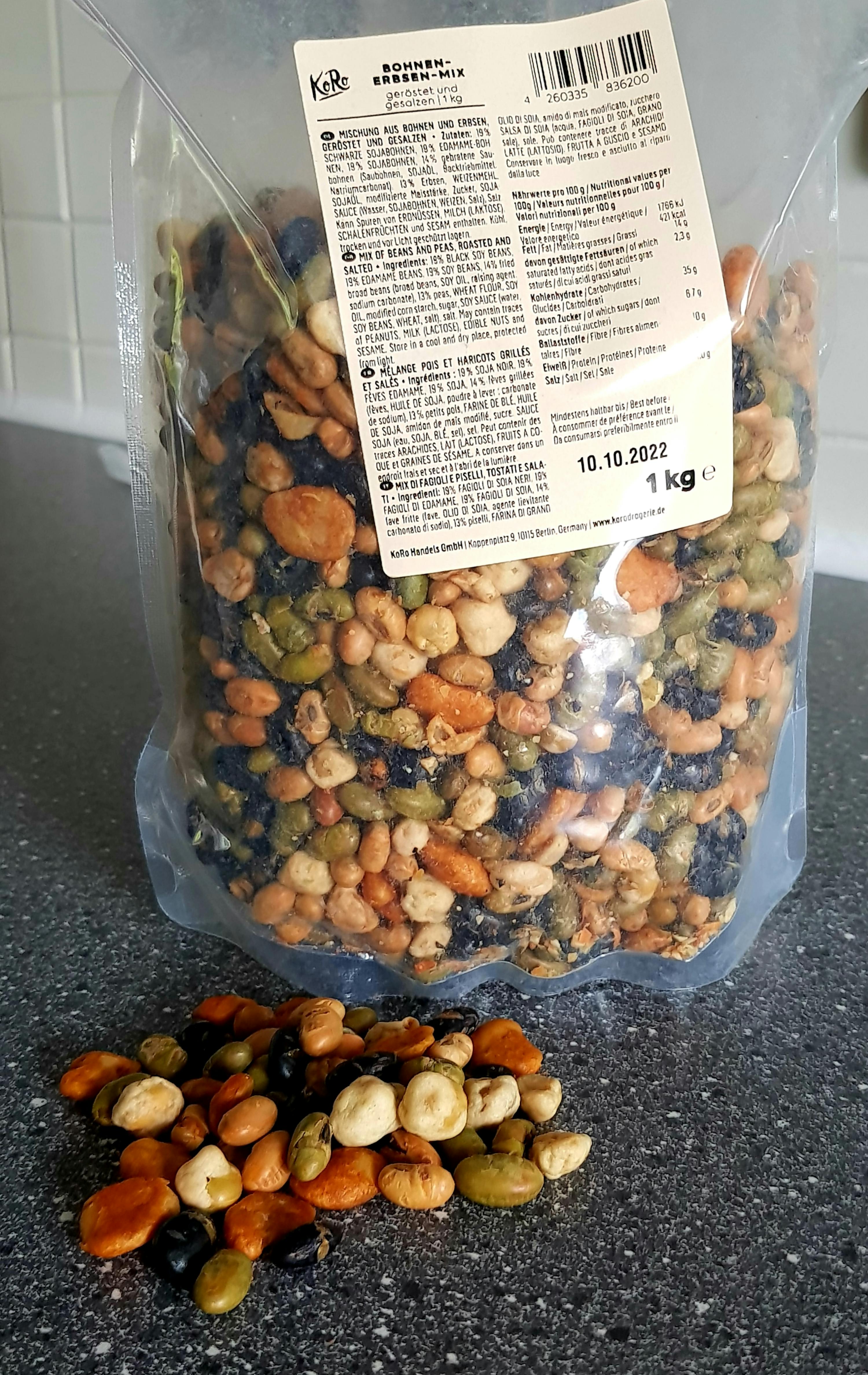 eine Tüte mit einem Etikett auf der Rückseite steht auf einem Tisch neben einem Haufen Nüsse