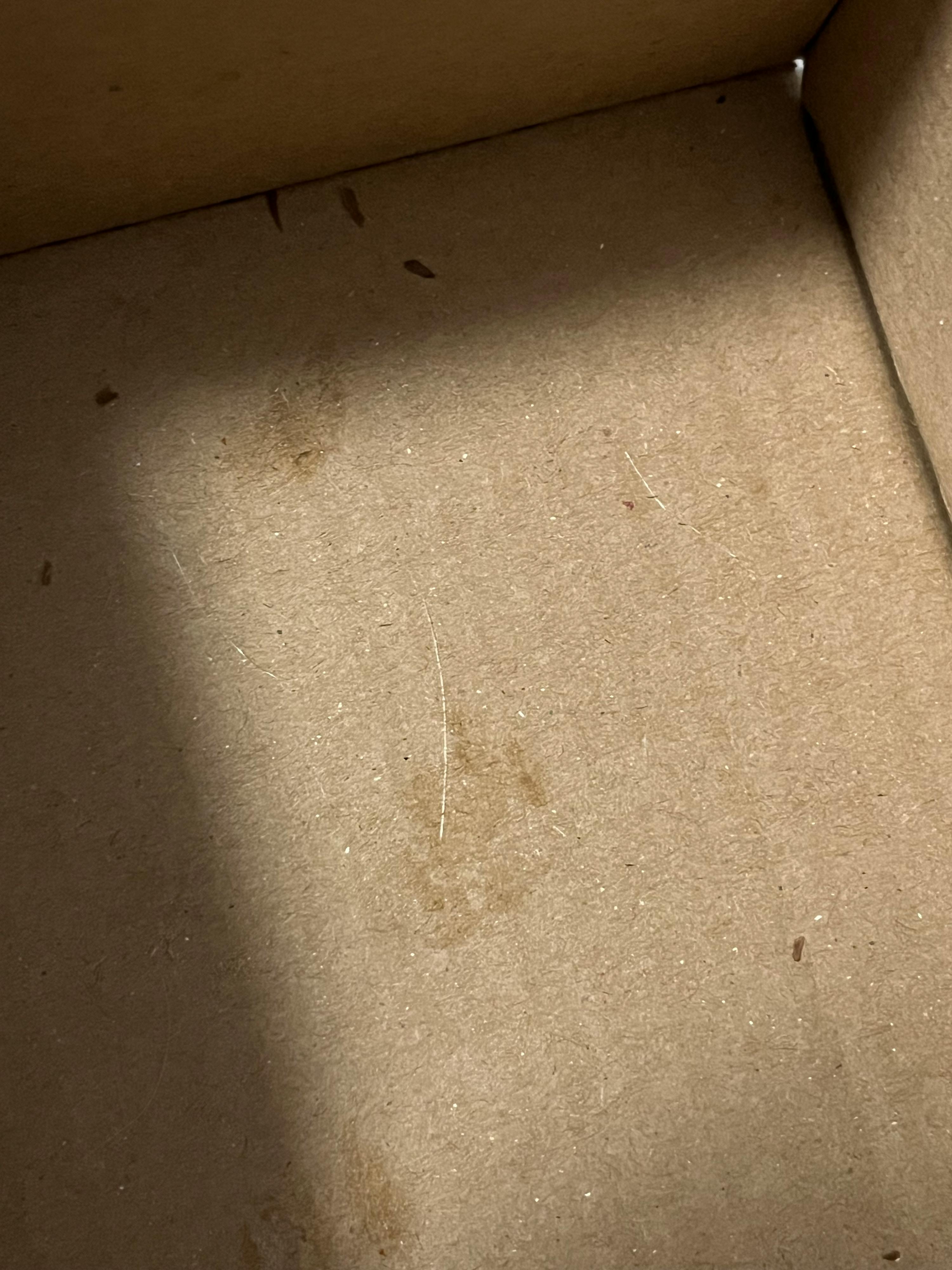 un gros plan d' une surface en carton marron