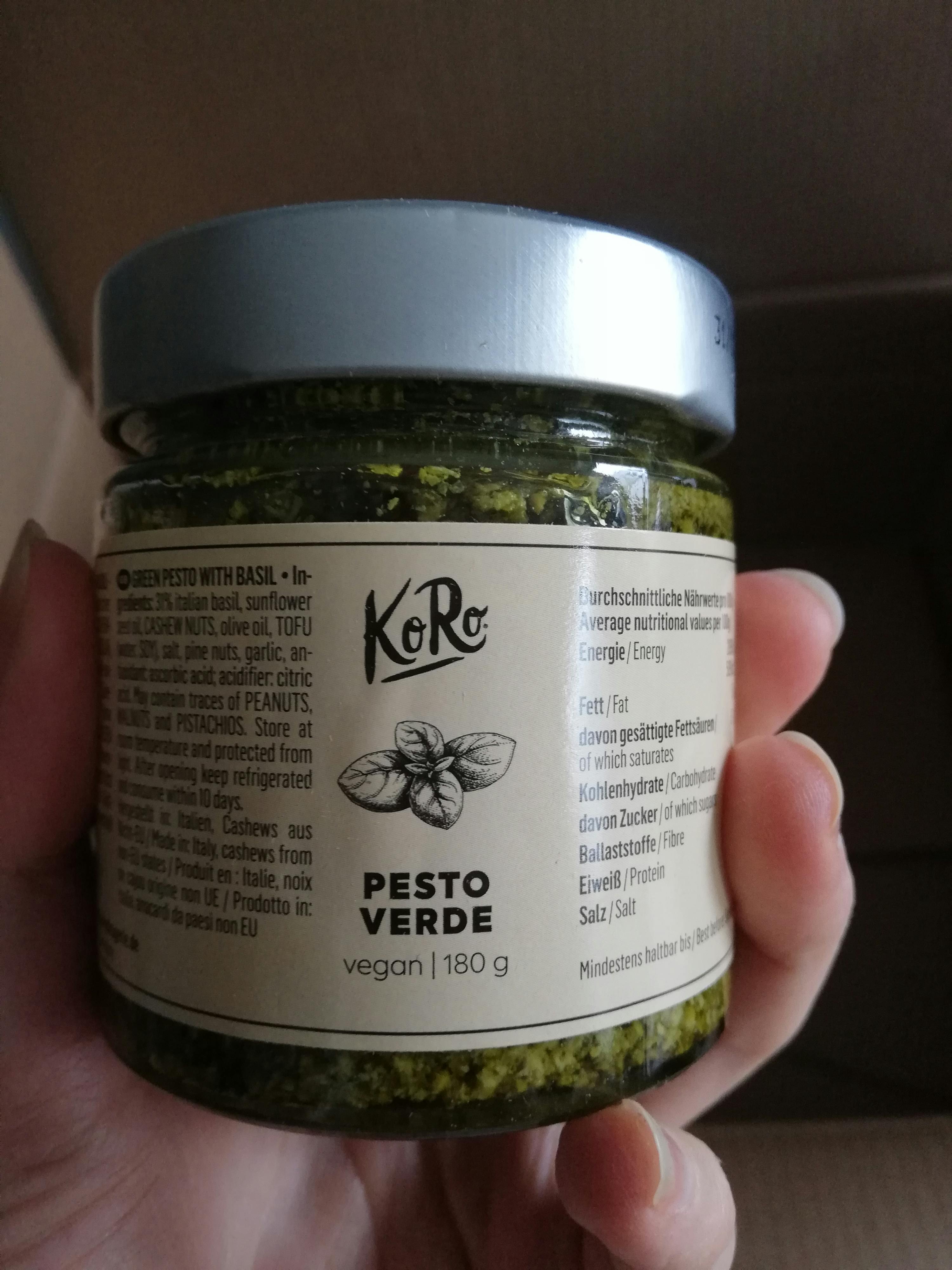 eine Person hält ein Glas pesto verde in ihrer Hand