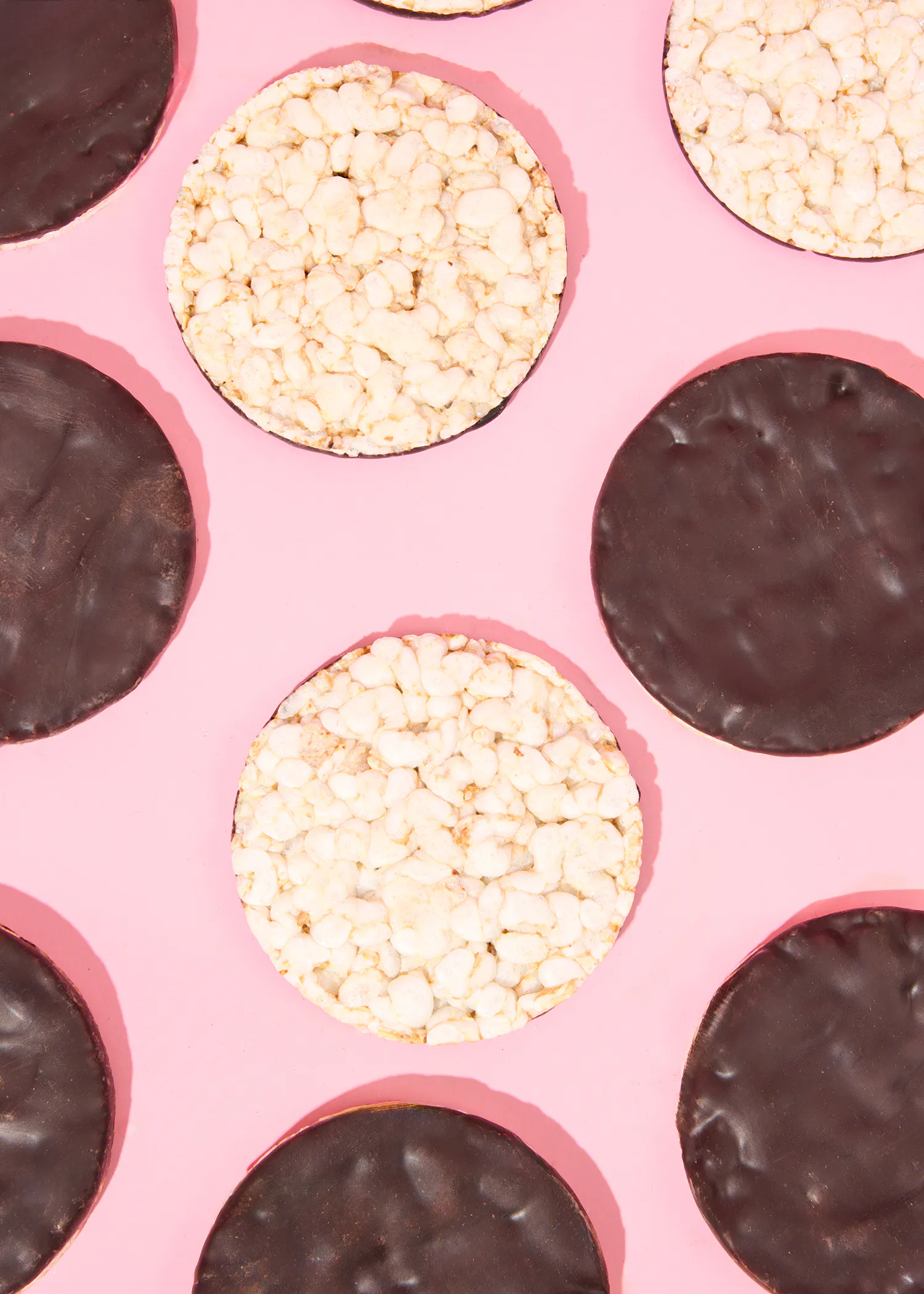 les biscuits sont enrobés de chocolat noir et blanc sur fond rose