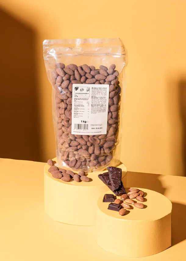 un sac d' amandes au chocolat est posé sur une table jaune