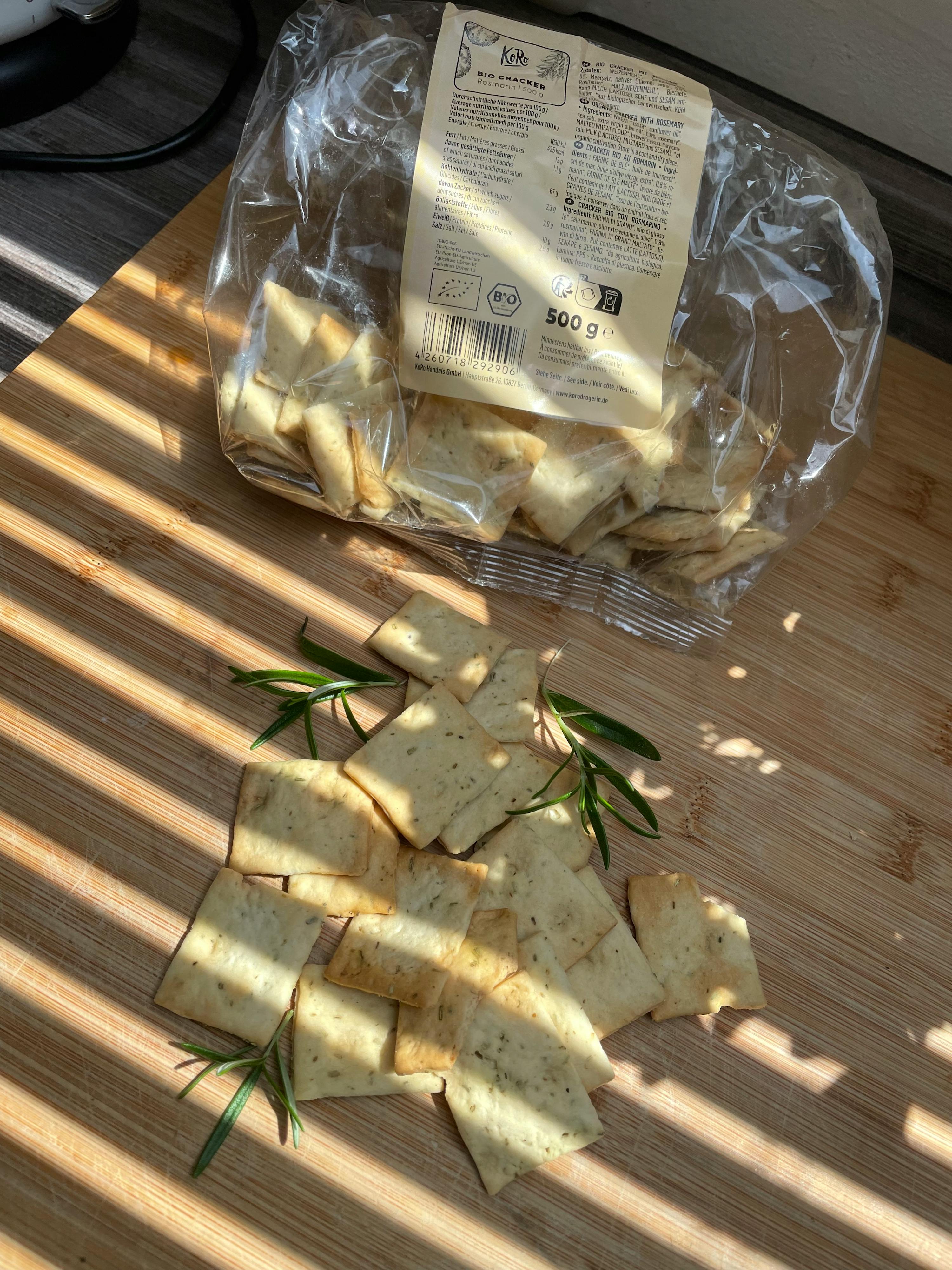 un sacchetto di cracker è seduto su un tagliere di legno