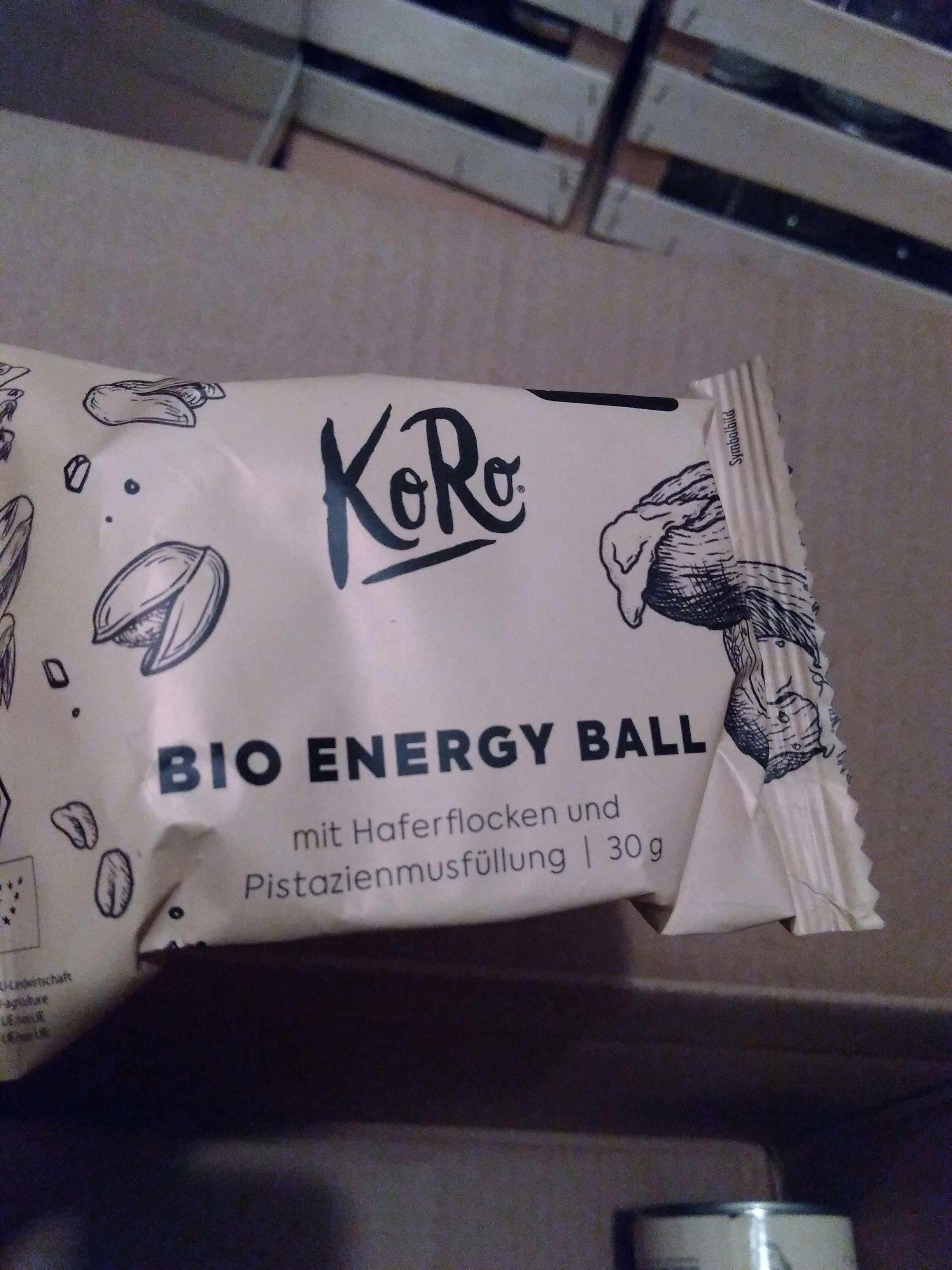 eine verpackte bio-energiekugel mit haferflocken und pistazienmusfüllung