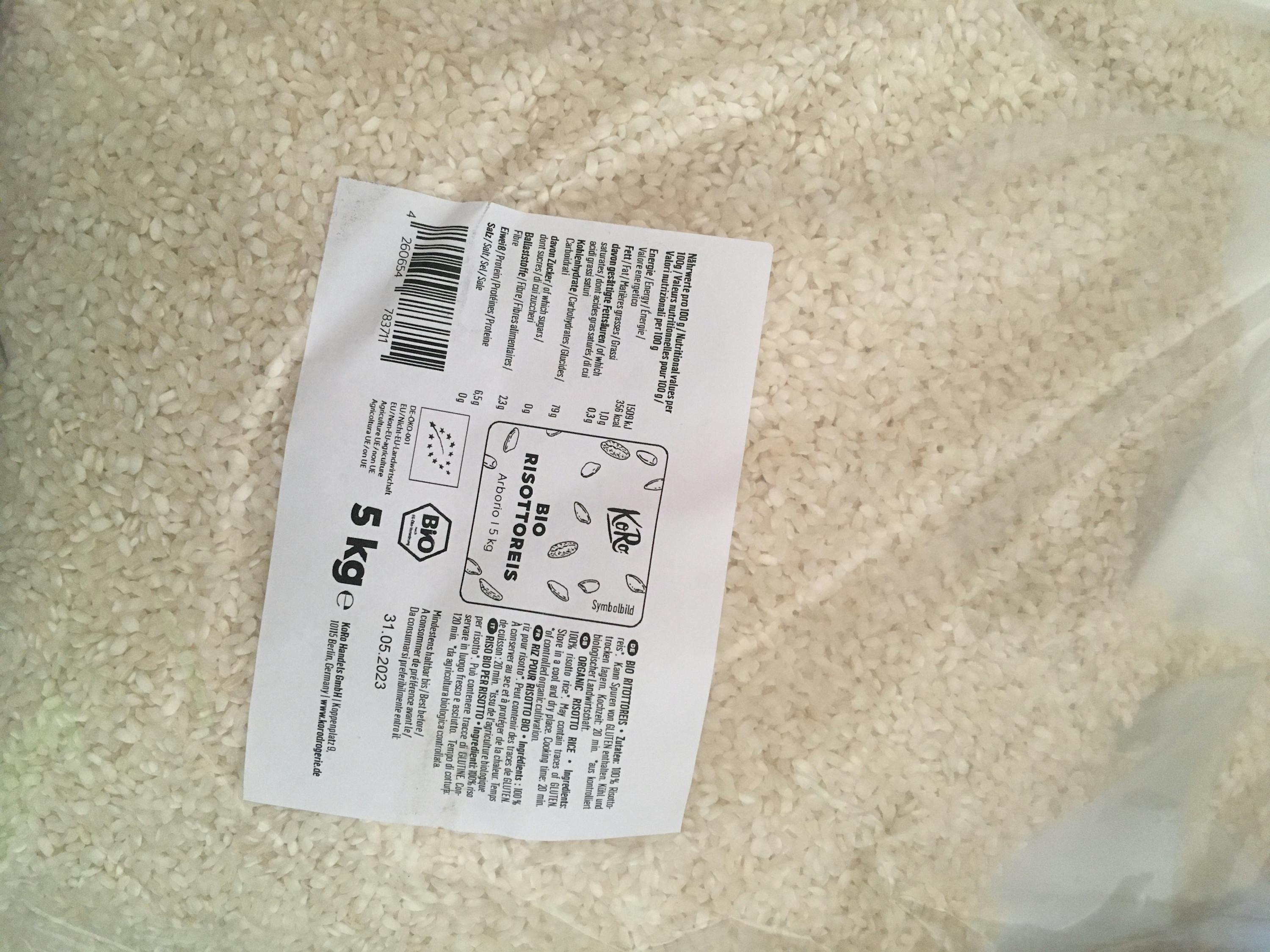 un sacchetto di riso bianco con un'etichetta che dice 5 kg