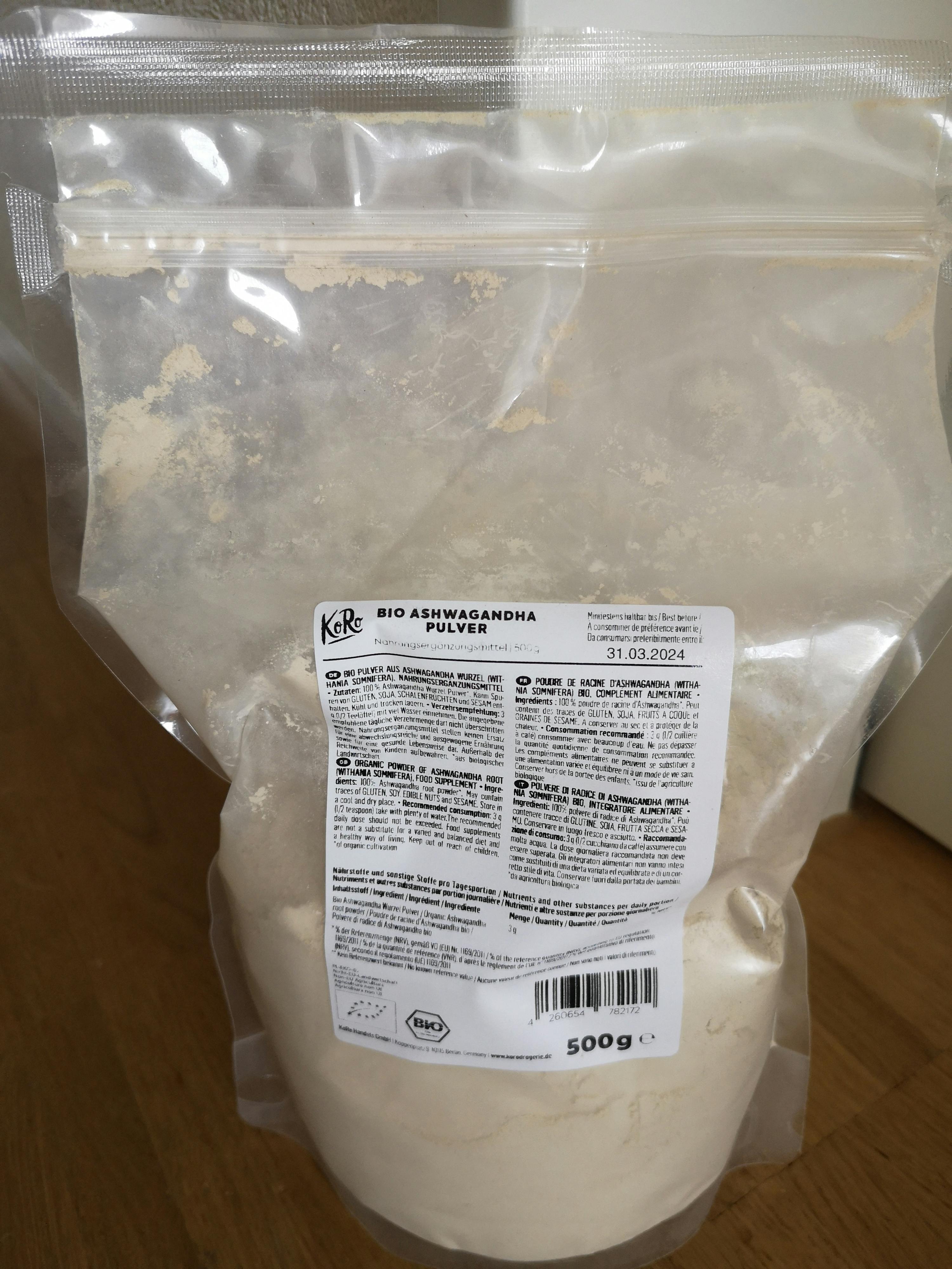 un sacchetto di farina bio ashwagandha è su un tavolo di legno