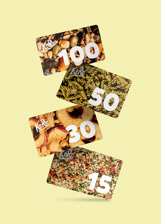 quatre cartes cadeaux empilées les unes sur les autres